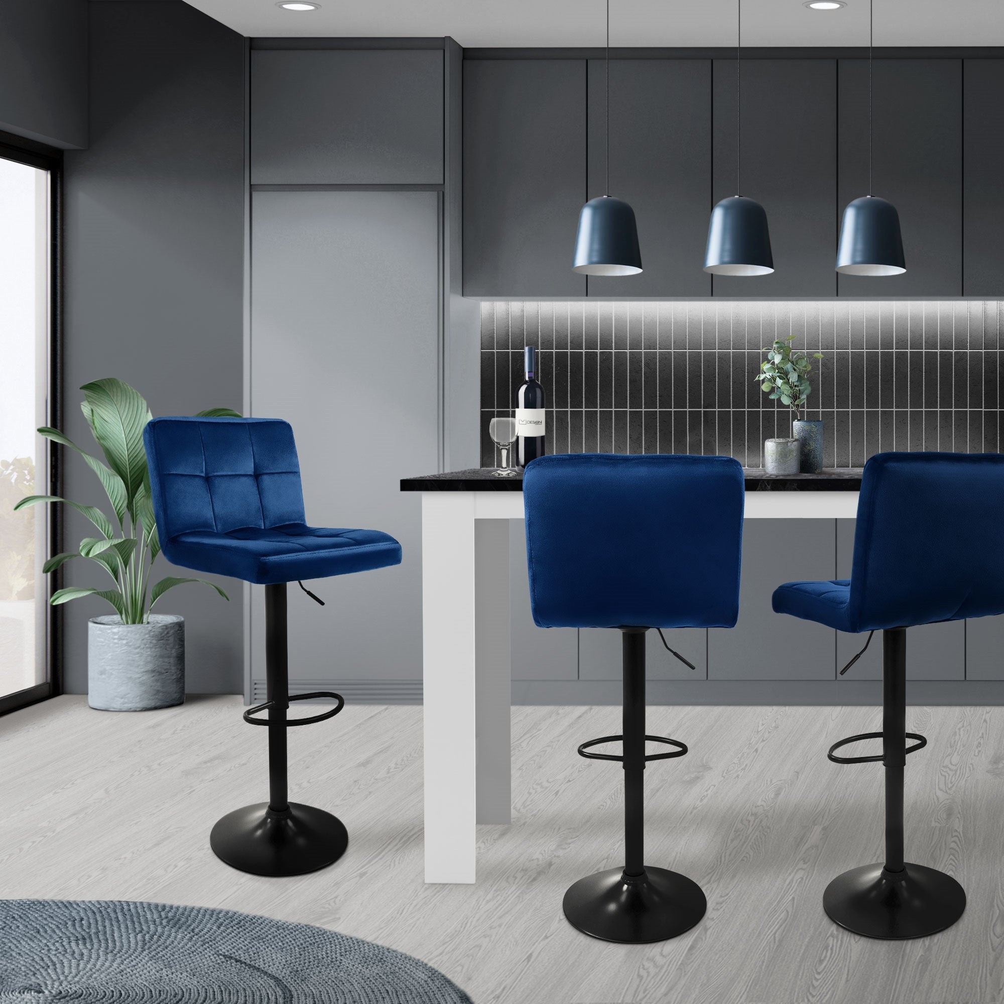 Moderne Küche mit blauen Barhockern an einem weißen Tisch.