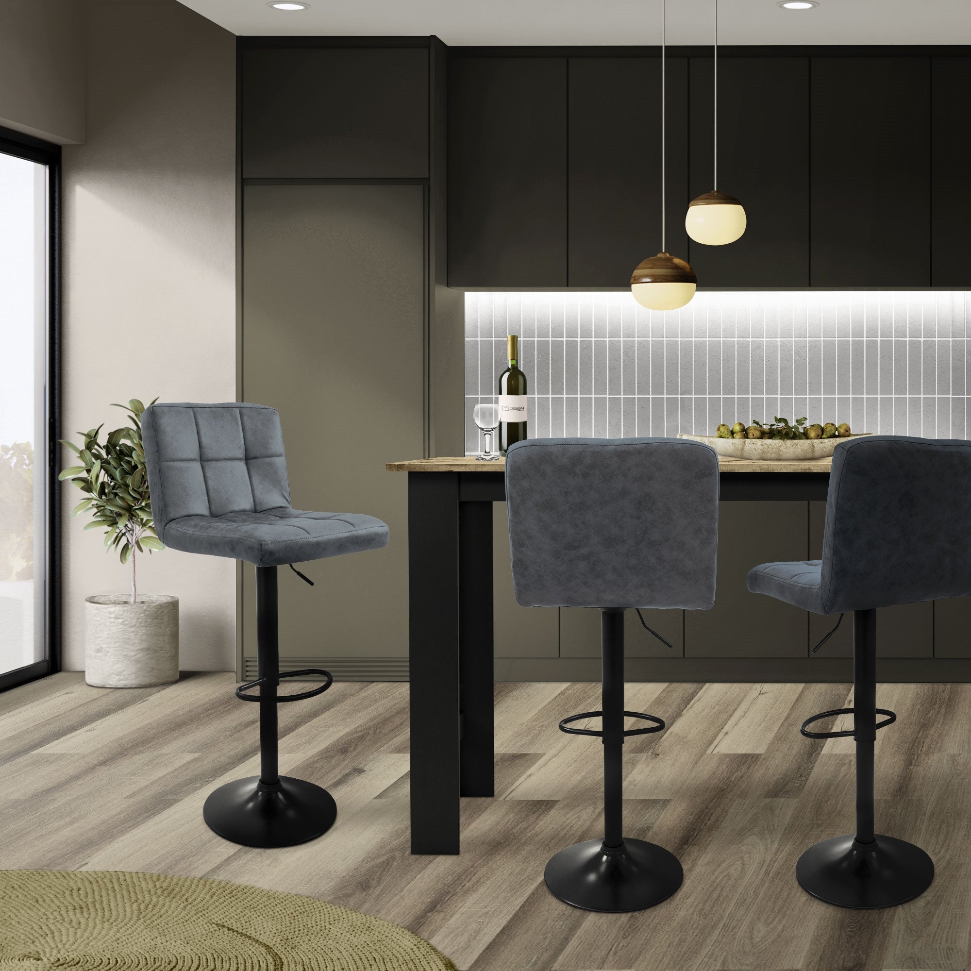Moderne Küche mit drei Barhockern und einem Tisch, Pflanzen im Hintergrund.