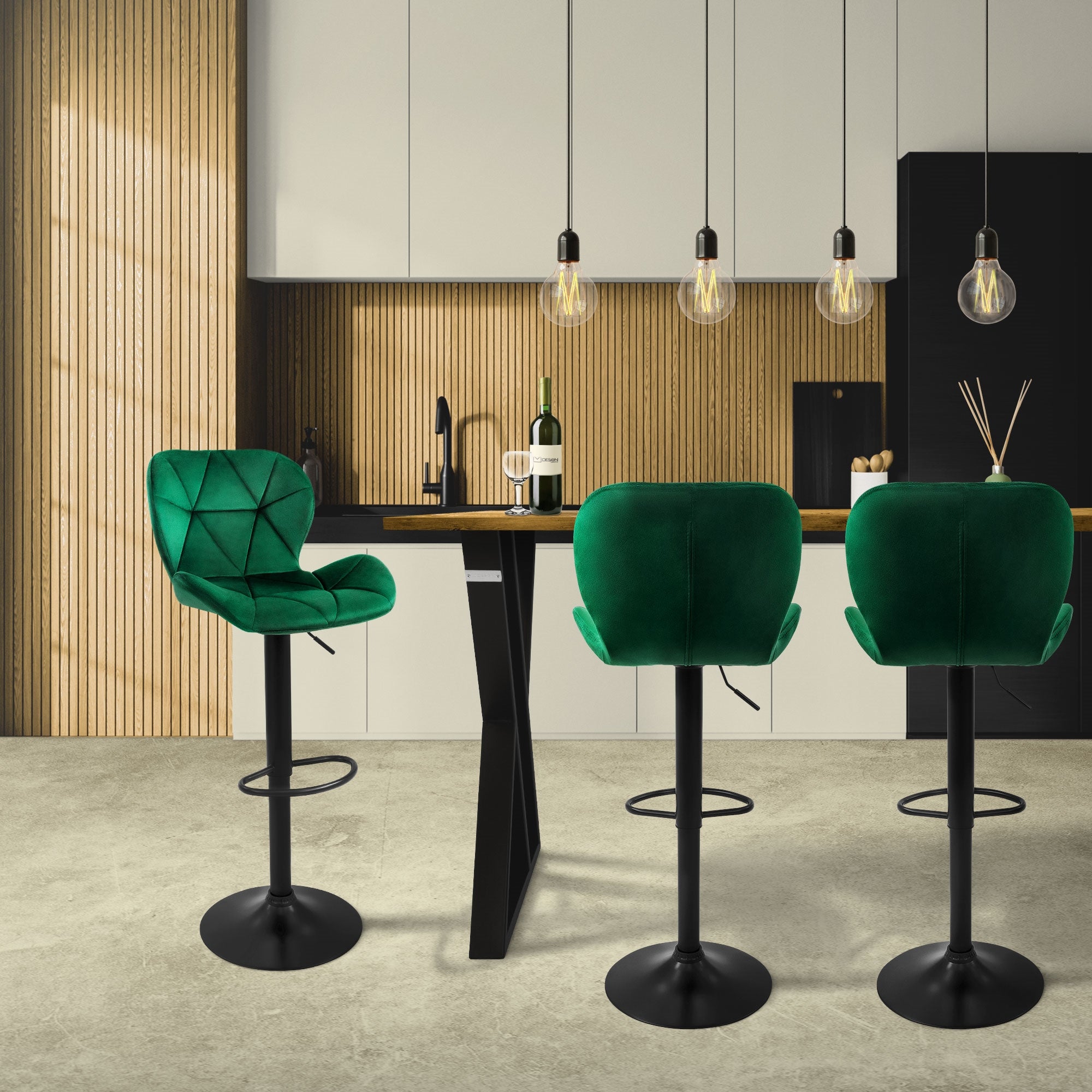 Tres taburetes verdes en una mesa en una cocina moderna con revestimiento de madera.