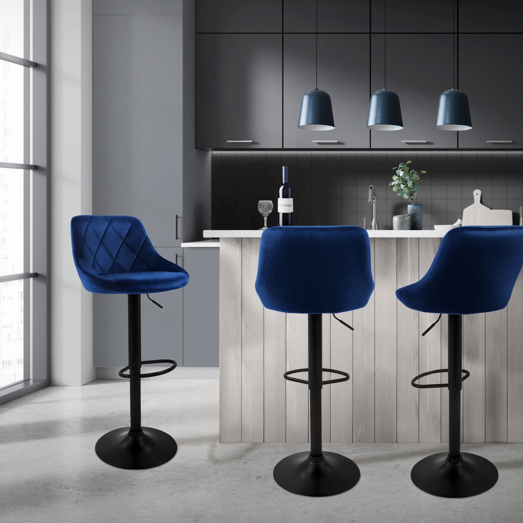 Drei blaue Barhocker an einer Holzbar in einer modernen Küche.