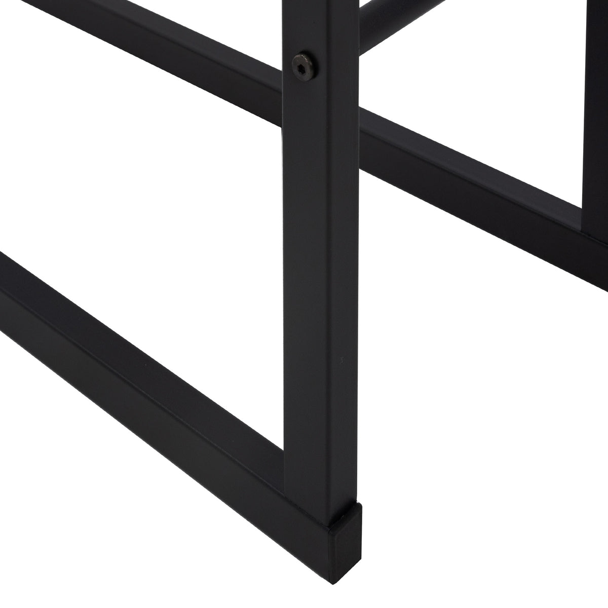 Gros plan d'une structure en métal noir.