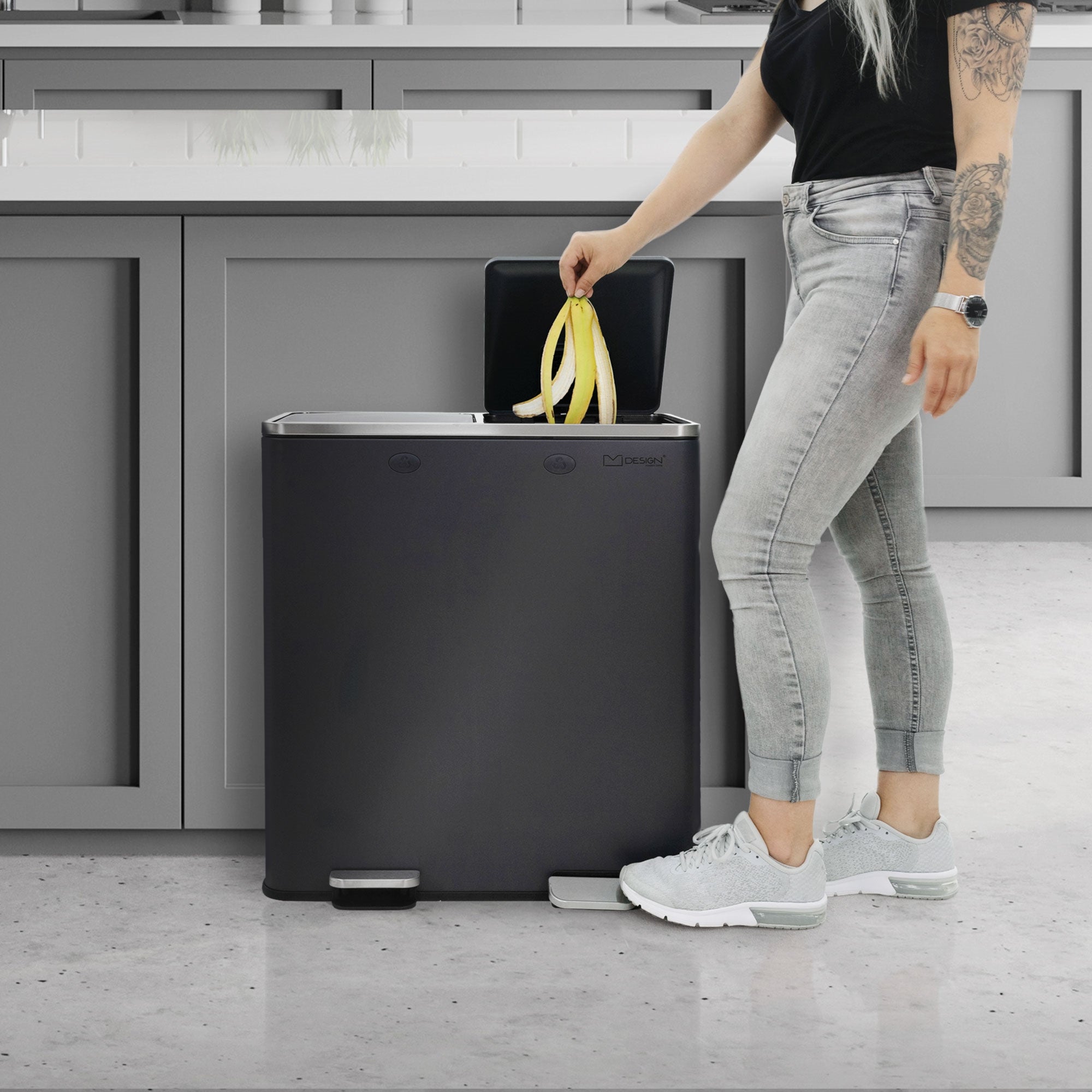 Pitkätukka heittää banaanin jäteastiaan.