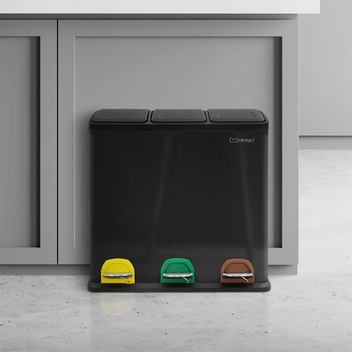 Drei Abfallbehälter mit Fußpedalen in Schwarz, Gelb, Grün und Braun.