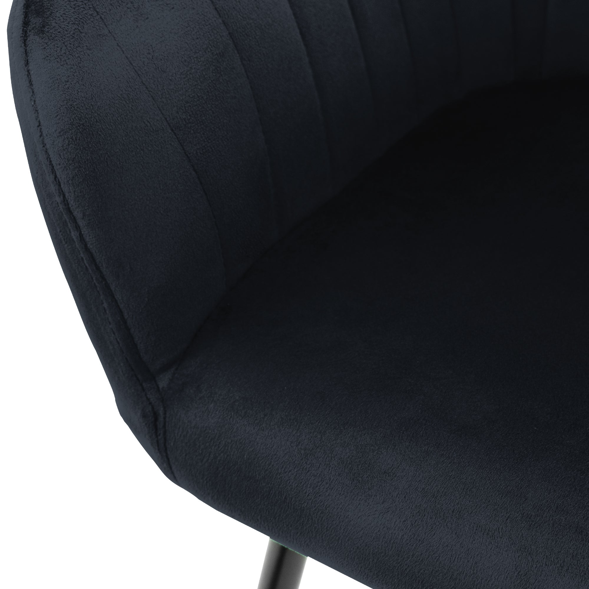 Primo piano di una sedia nera imbottita con cuciture verticali.