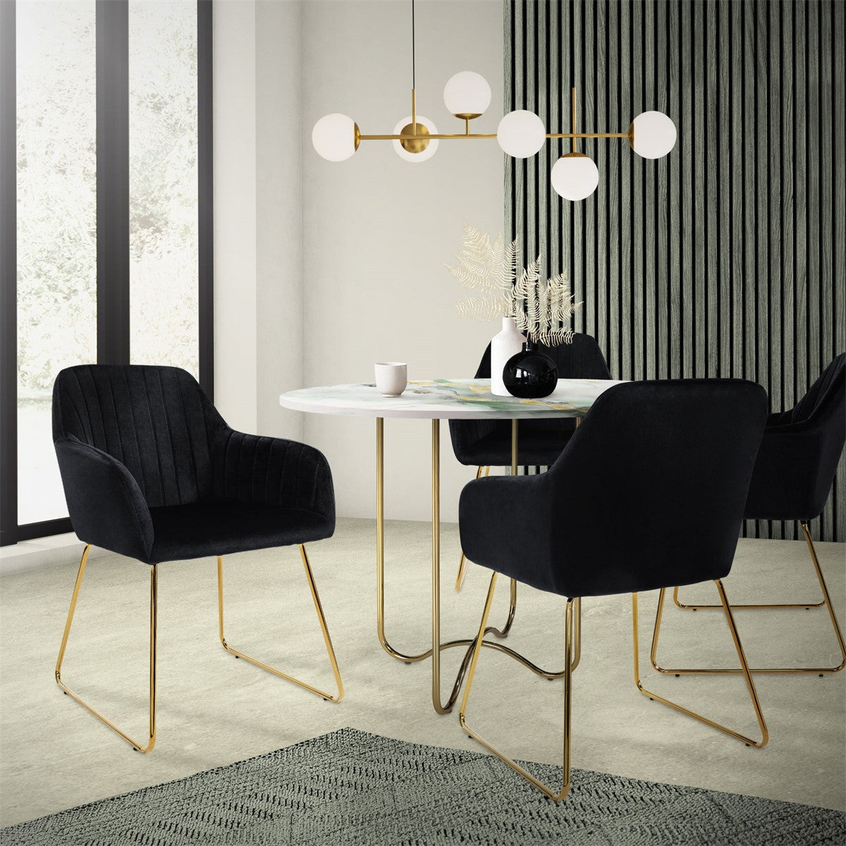 Uma área de refeições moderna com uma mesa redonda e quatro cadeiras pretas.