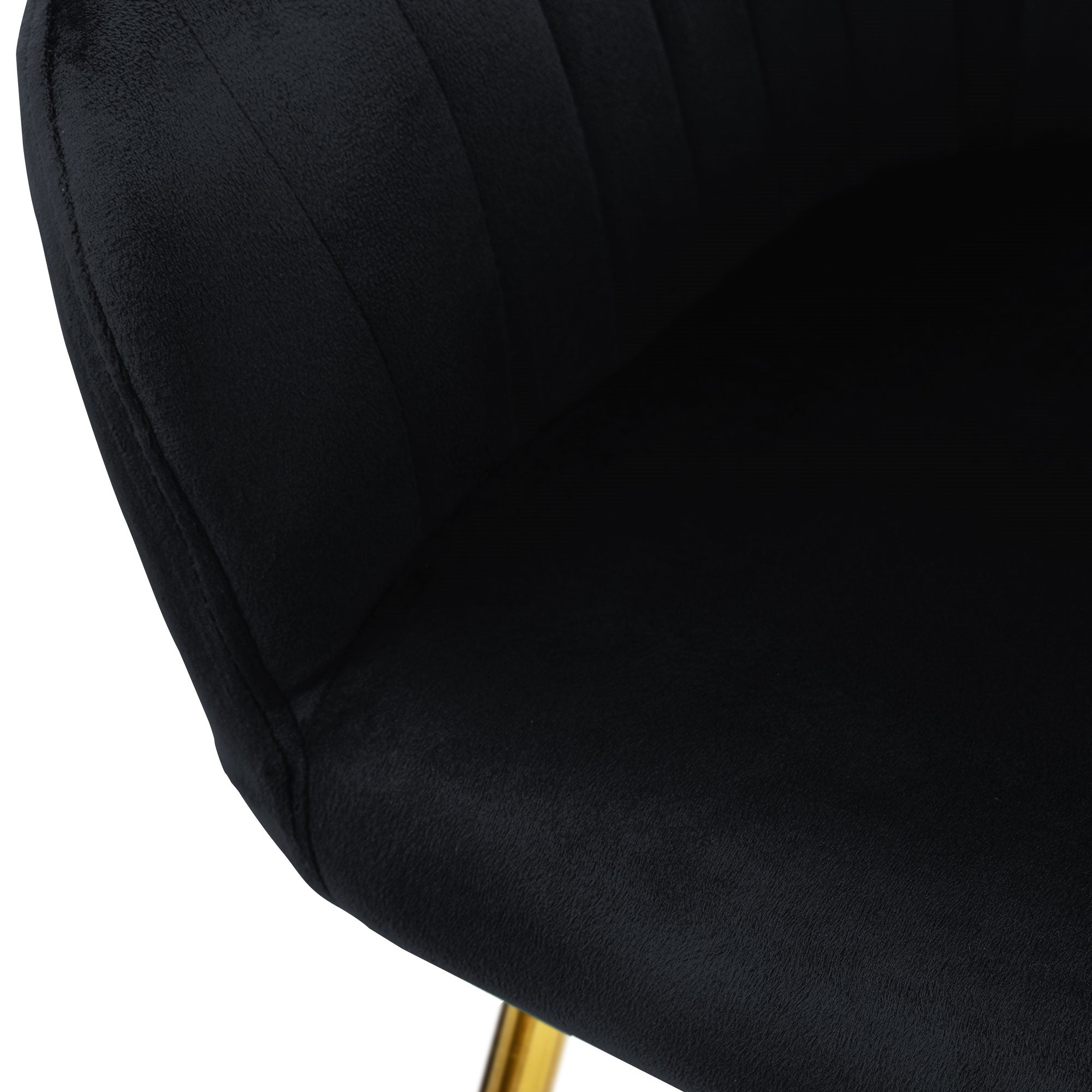 Detailní záběr sedáku černé židle.