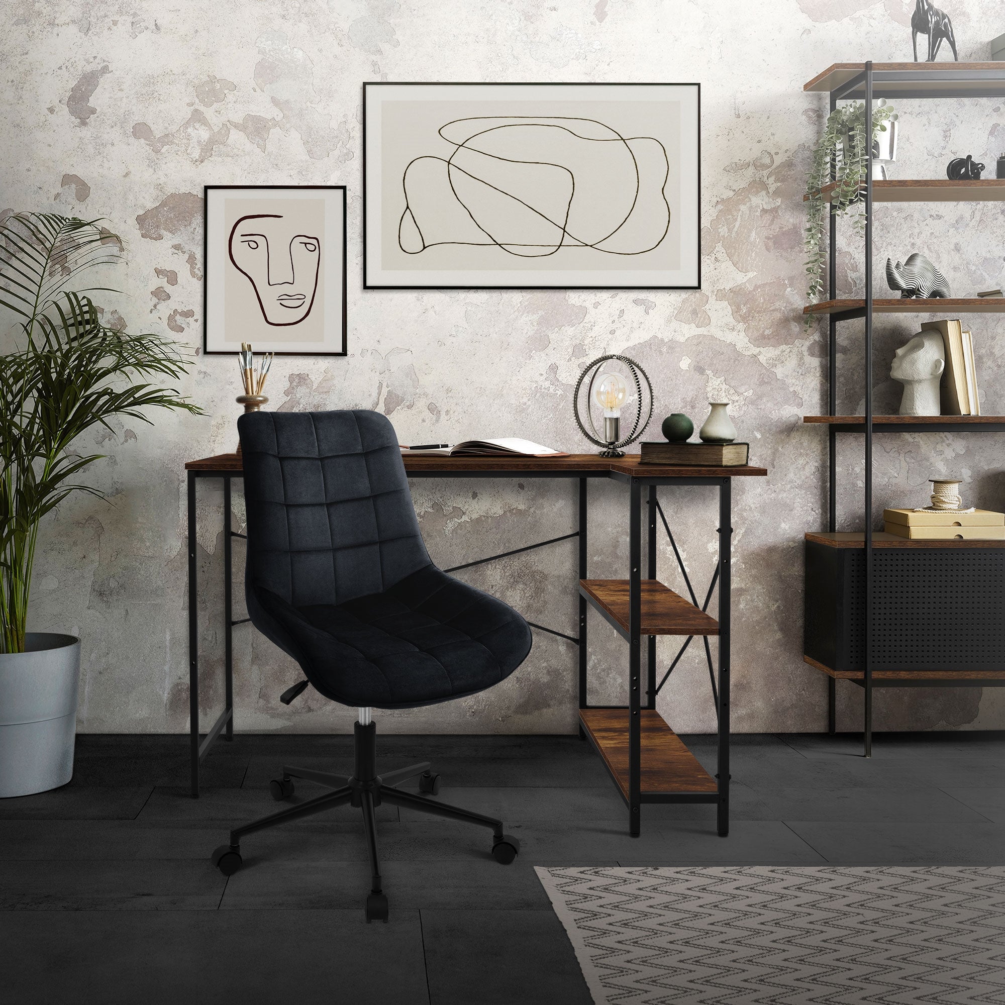 Ein moderner Arbeitsplatz mit Schreibtisch, Stuhl, Pflanzen und Wandbildern.