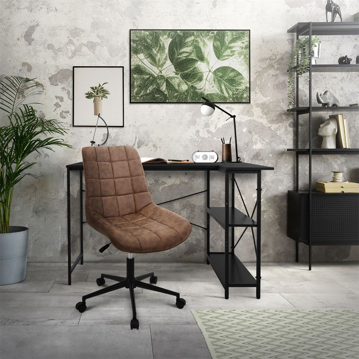 Een moderne werkplek met een bureau, stoel, planten en wanddecoratie.