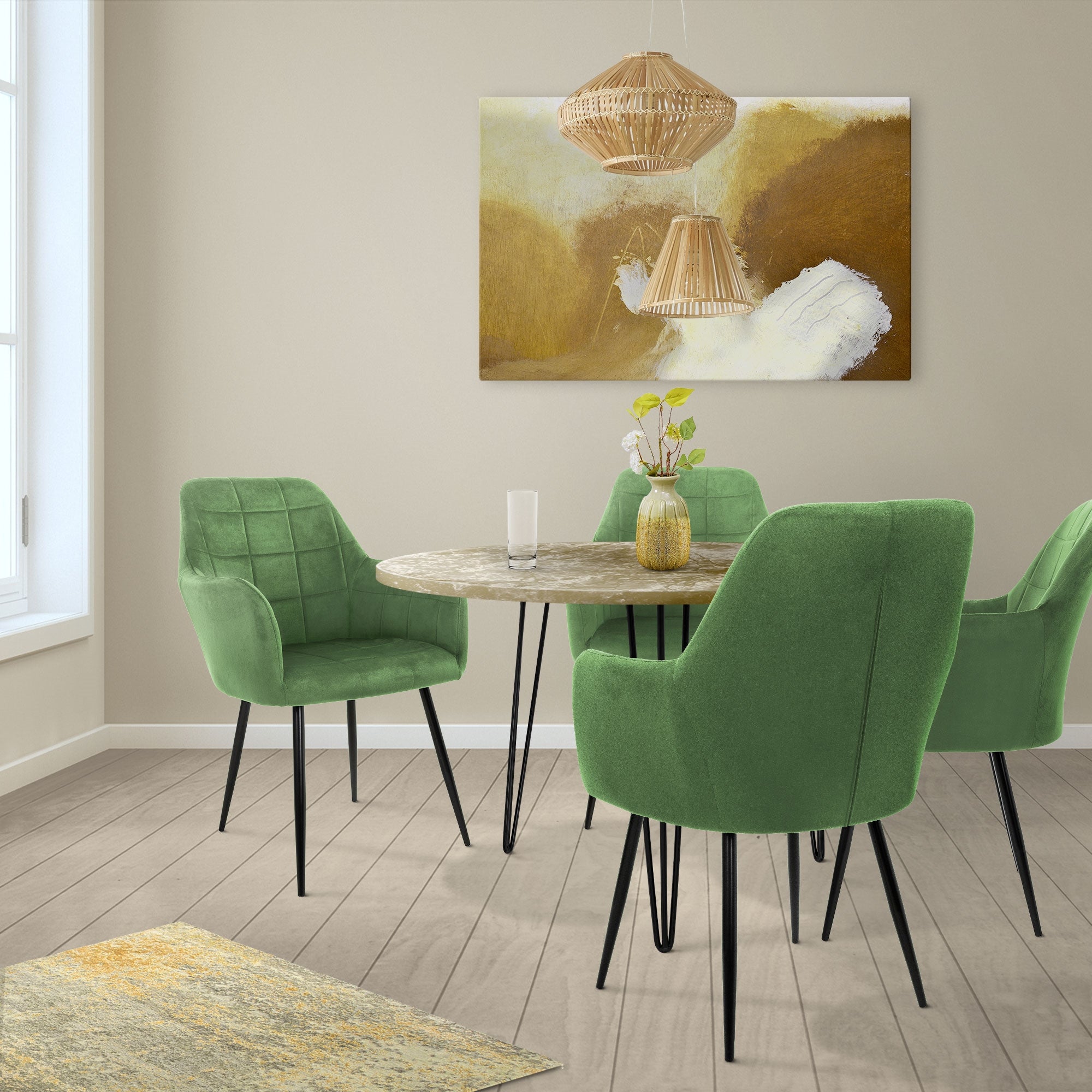 Ein Esszimmer mit einem runden Tisch und vier grünen Stühlen. An der Wand ein Gemälde.