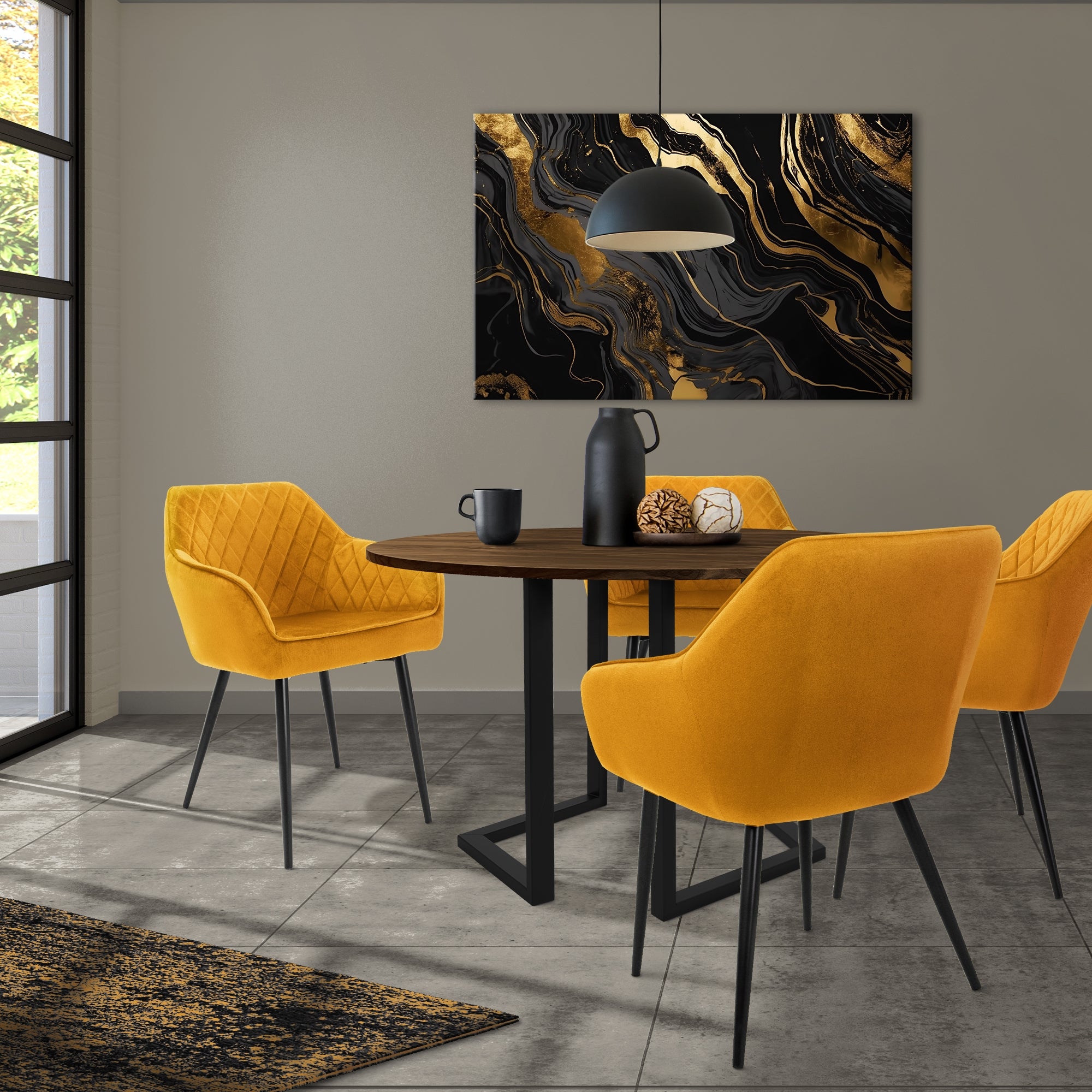 Un'area pranzo con tavolo rotondo e quattro sedie gialle, affresco con colori oro e nero.