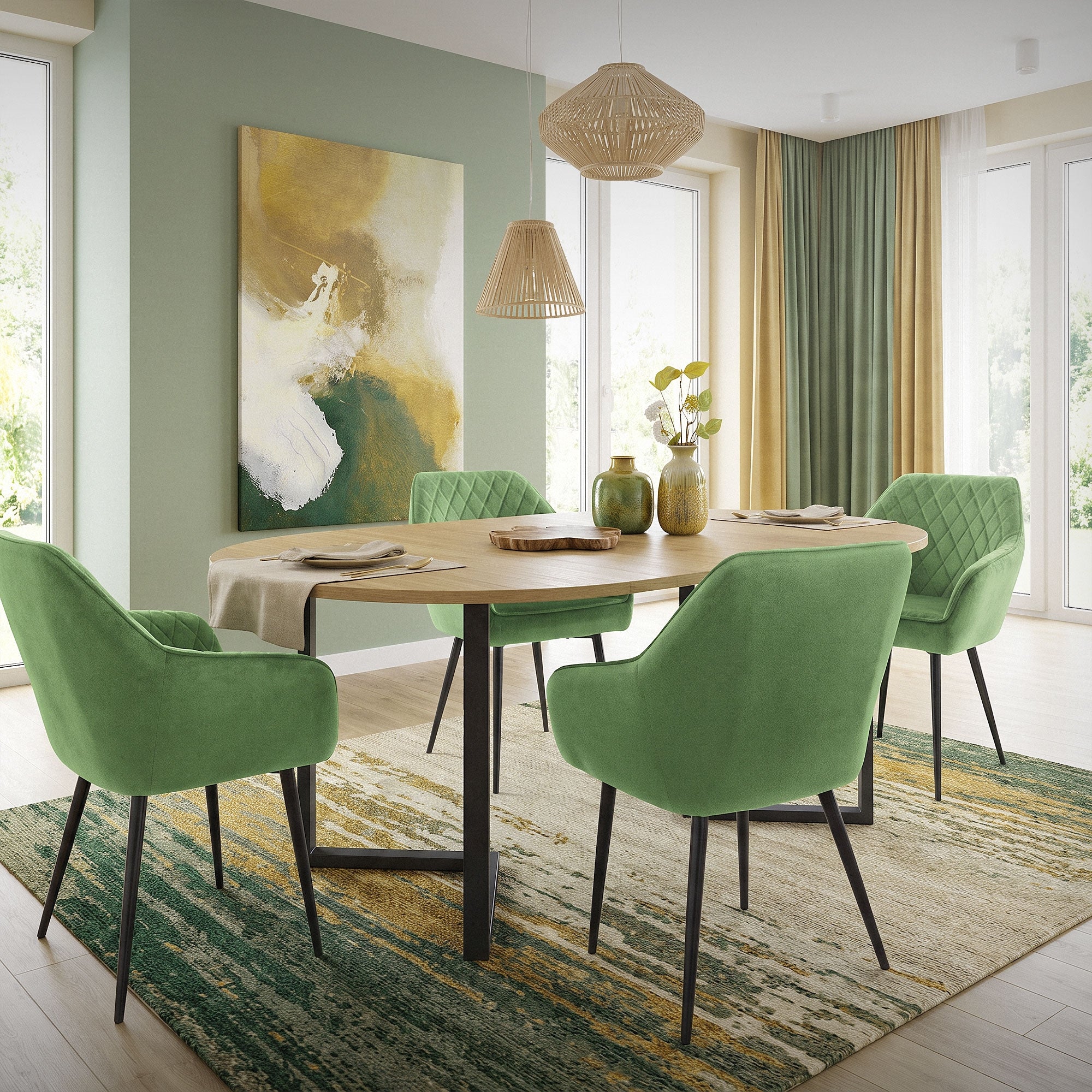 Esszimmer mit grünem Tisch und Stühlen, Teppich und großen Fenstern.