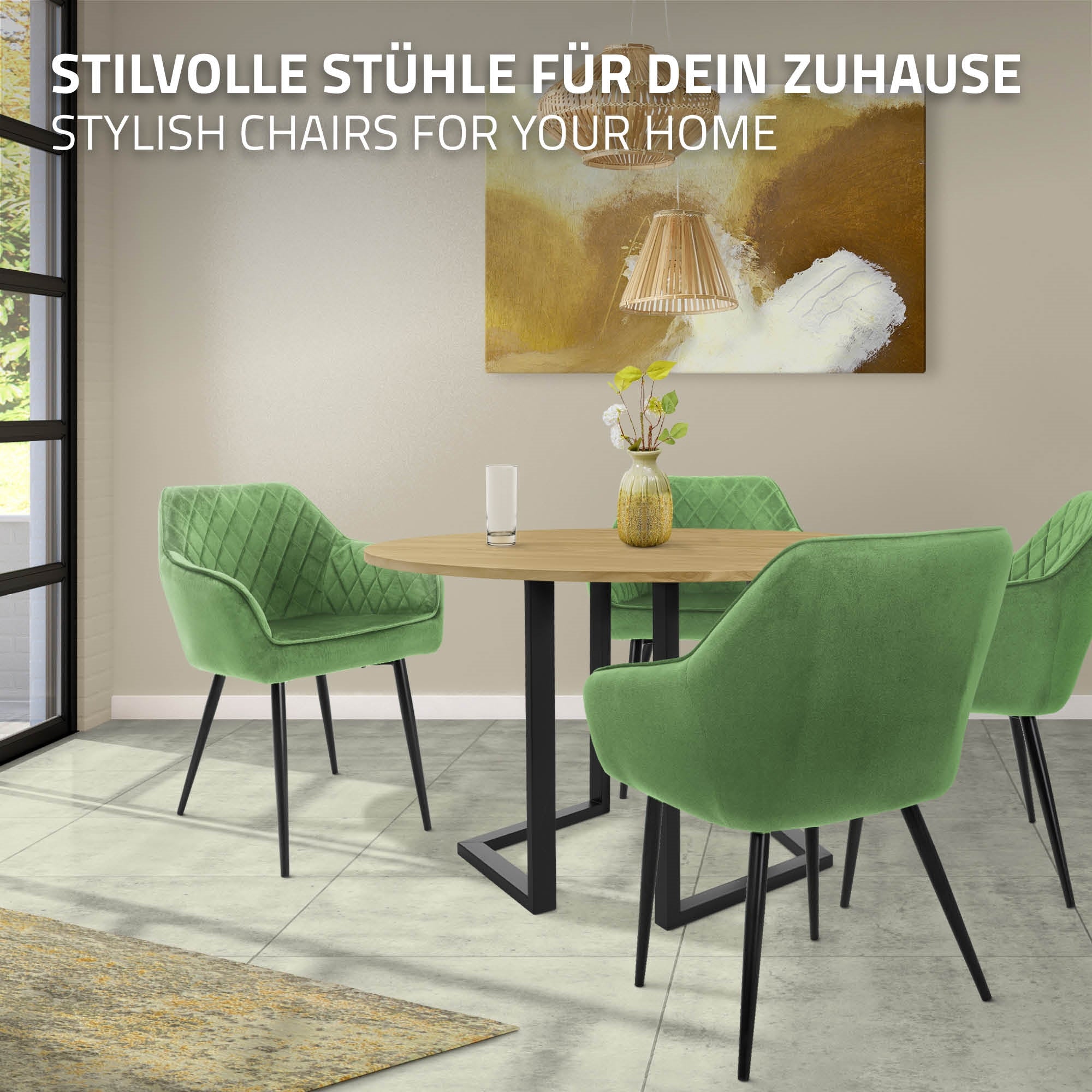 Vier grüne Esszimmerstühle um einen runden Tisch in einem hellen Raum.