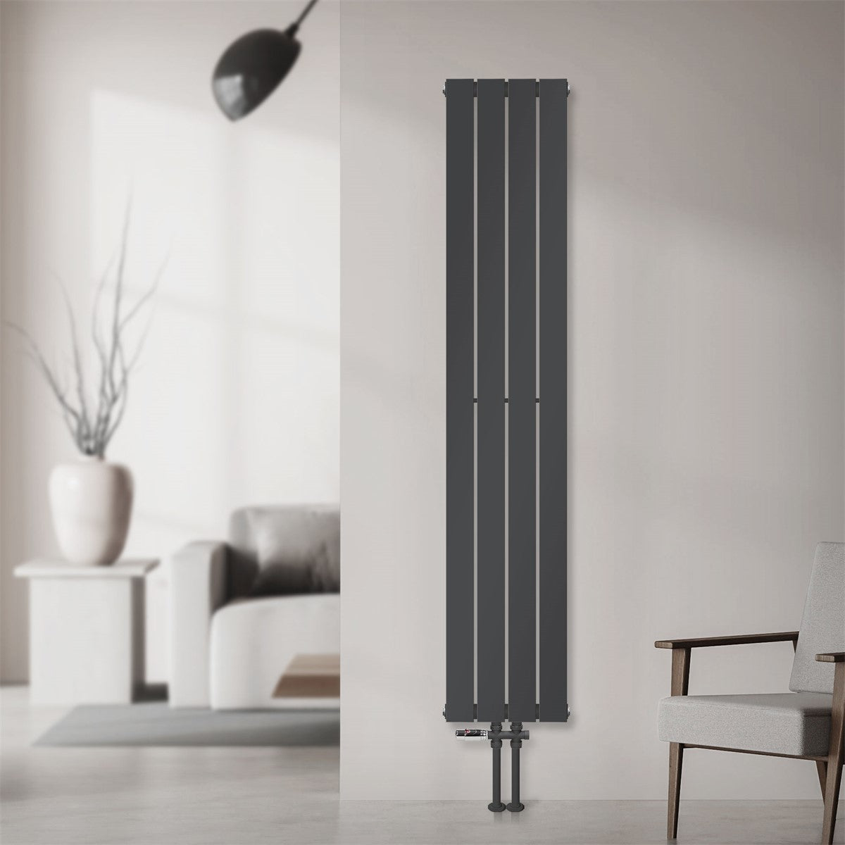 Antracietkleurig verwarmingspaneel aan de muur gemonteerd in een kamer.