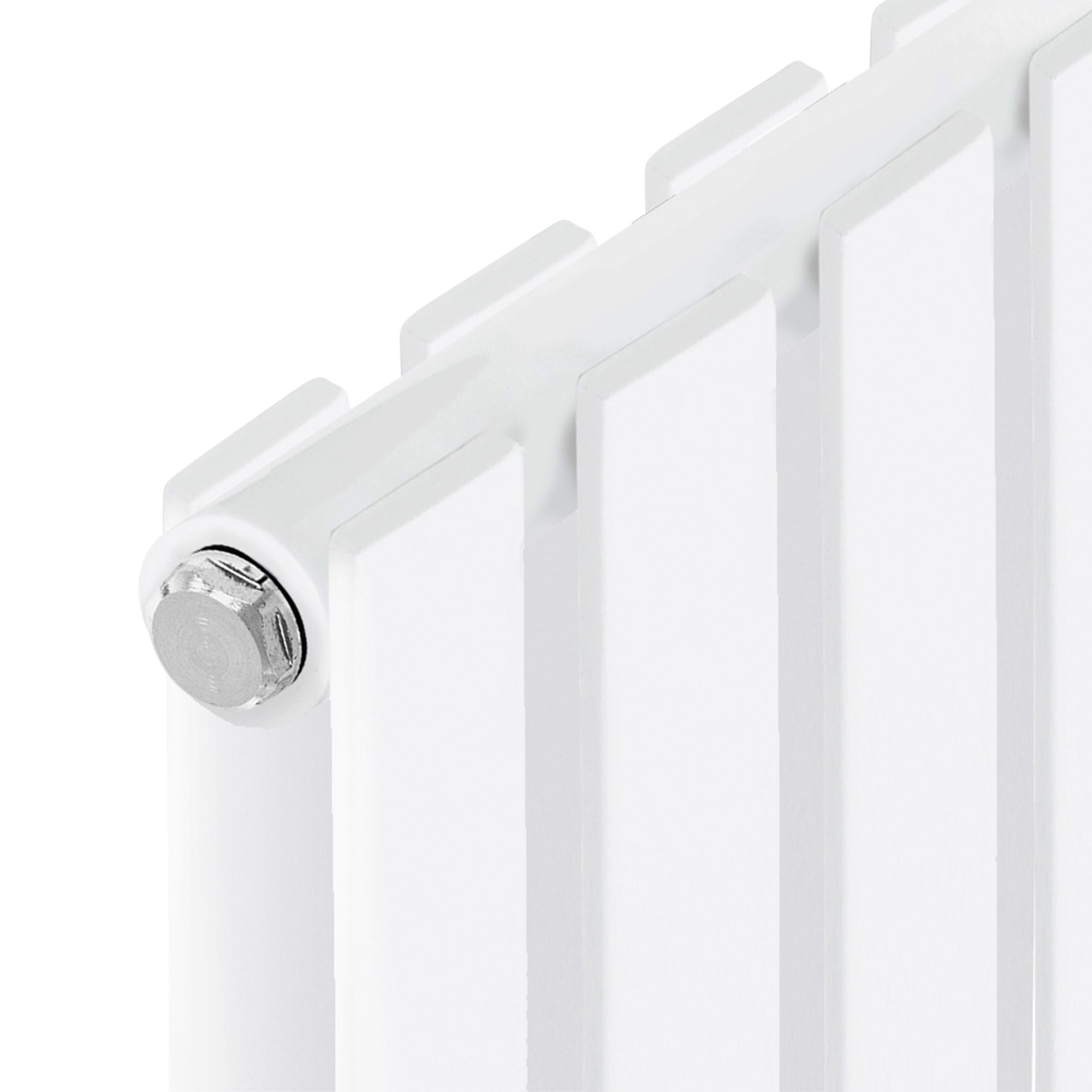 Detailopname van een witte radiator met zichtbare aansluiting.