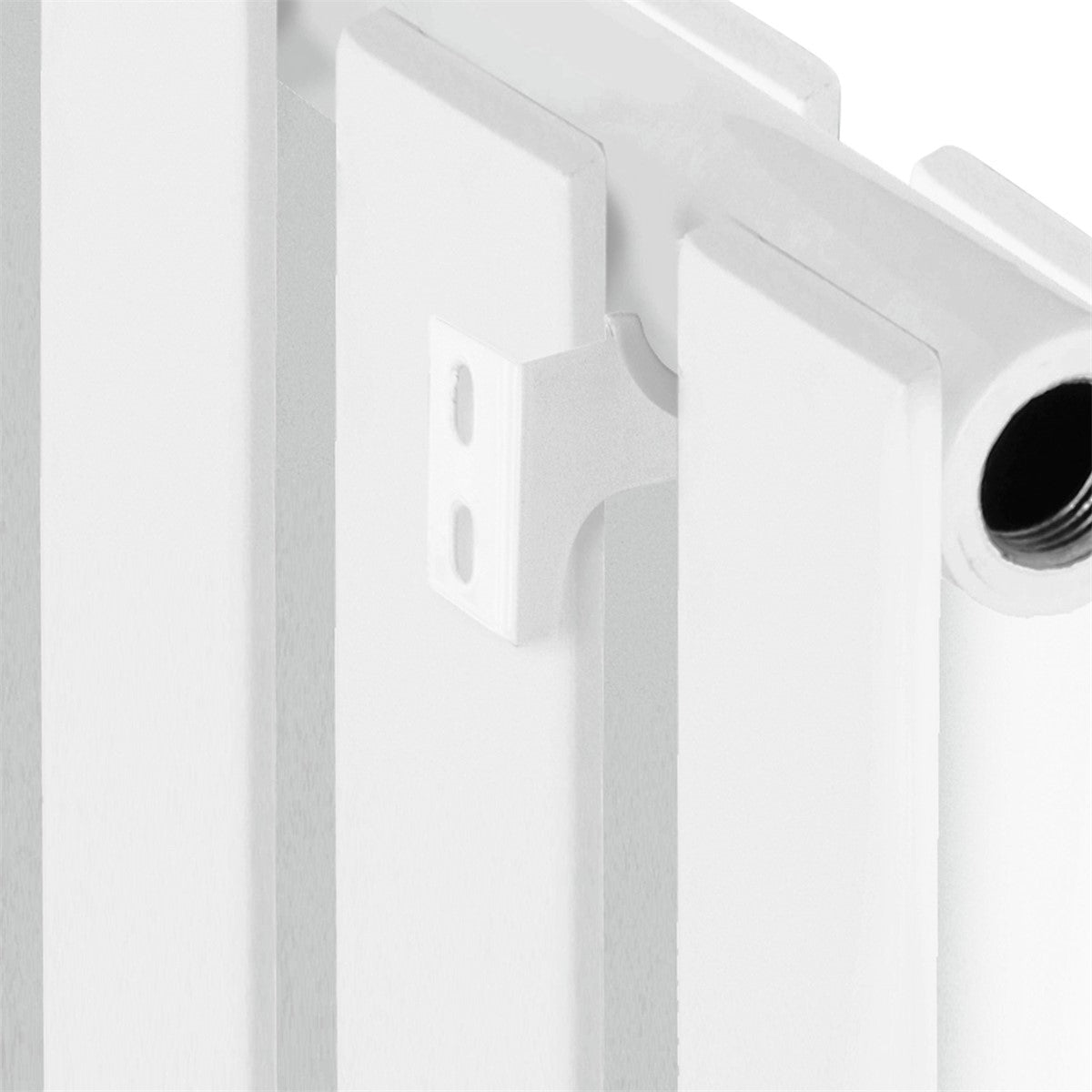Detailný pohľad na biely vykurovací panel s držiakom.