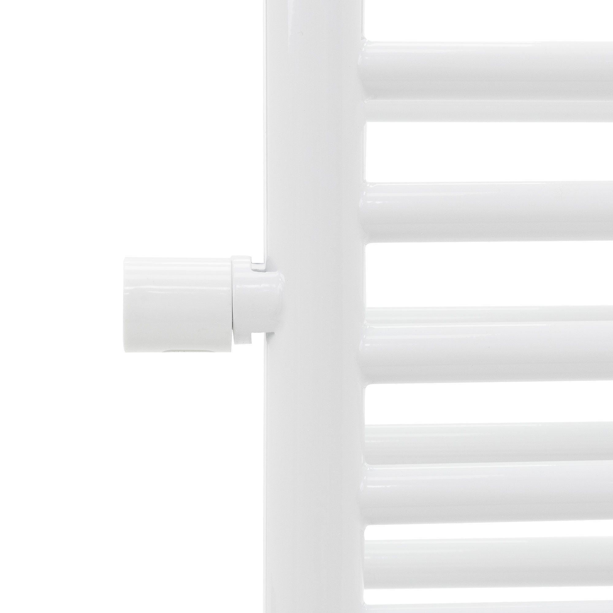 Detaljevisning af en hvid radiator med et forbindelseselement.