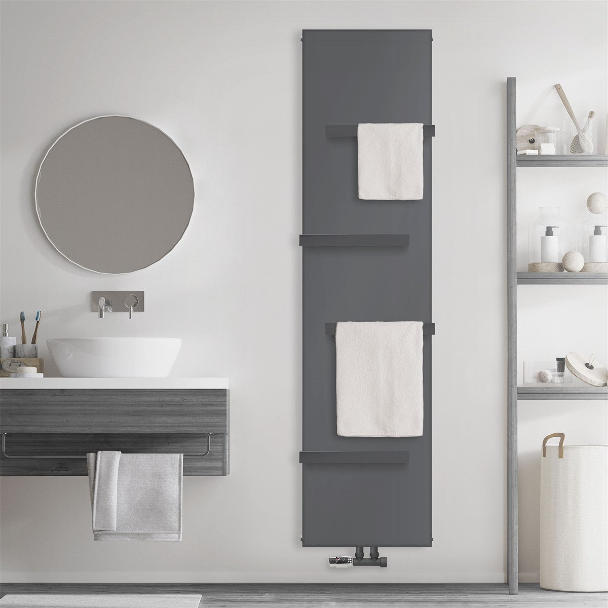 Antracitfärgat element med två handdukar på en vägg.