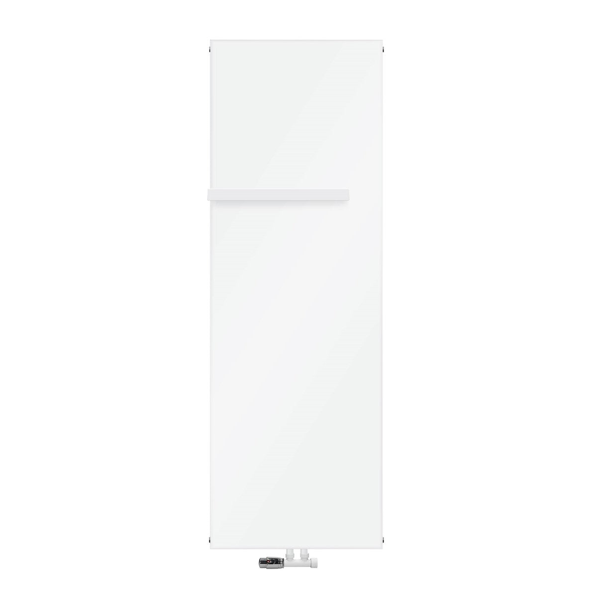 Hvid radiator uden baggrund, placeret lodret med en hylde.