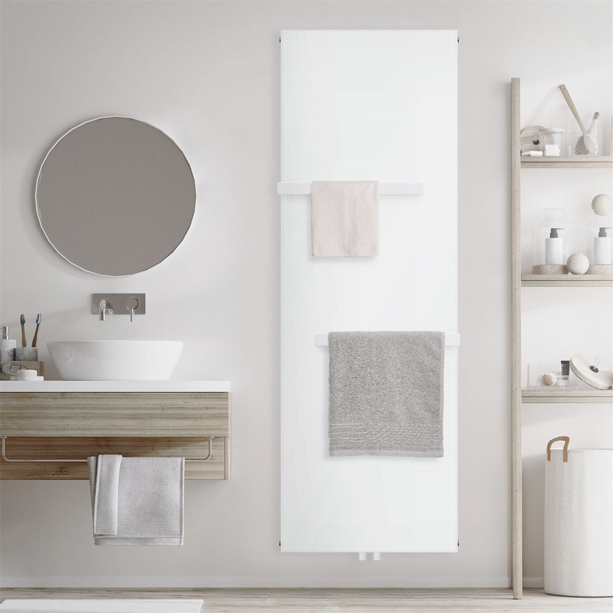 Hvid radiator med et håndklæde på et badeværelse med spejl.