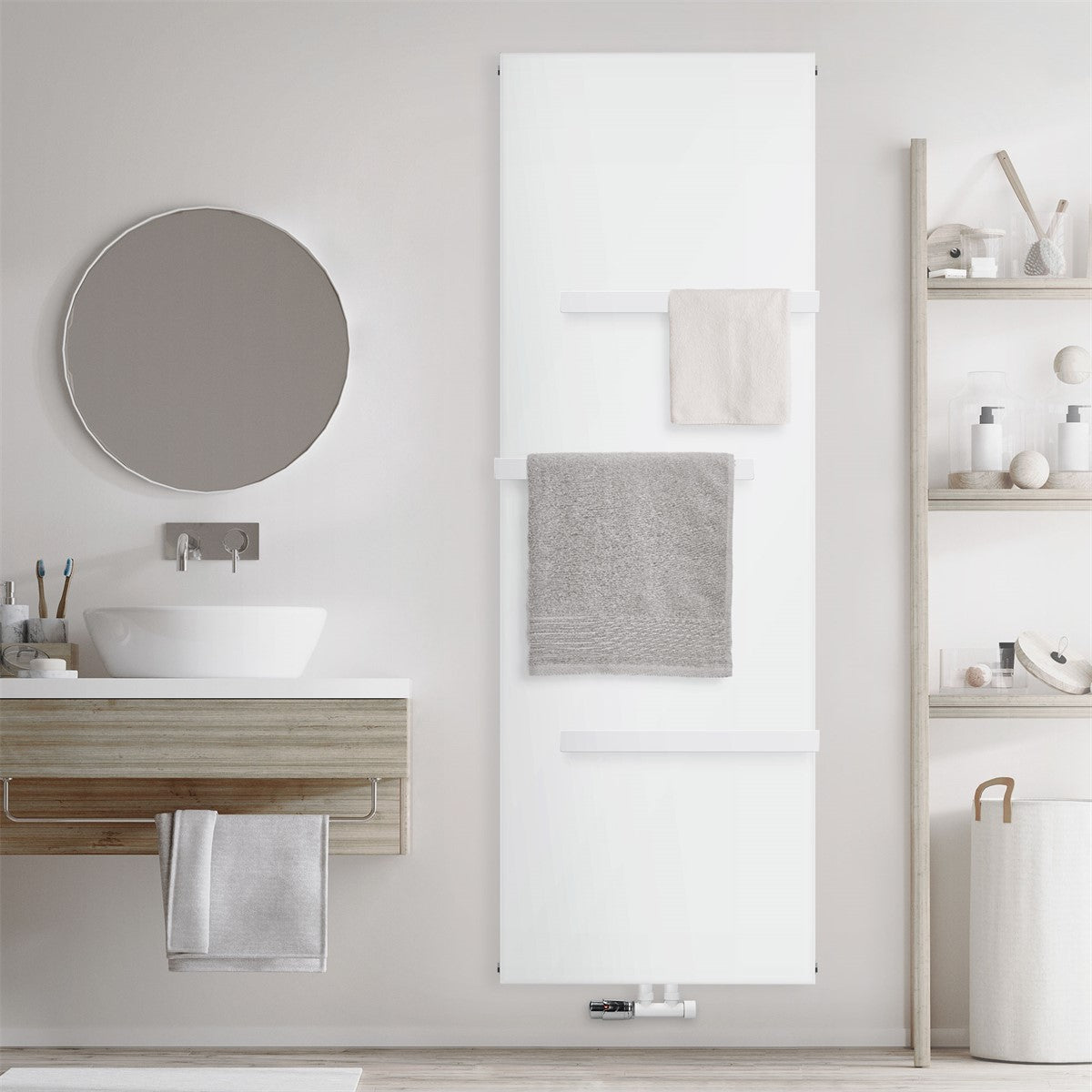 Sèche-serviettes blanc fixé au mur, avec des serviettes.