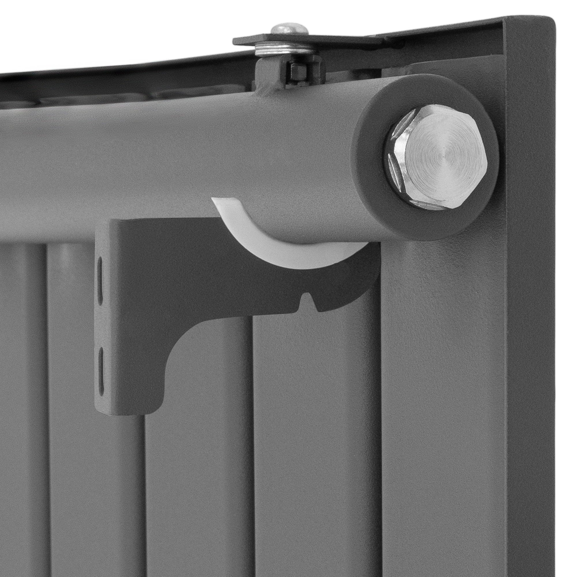 Gros plan d'un radiateur anthracite avec support.