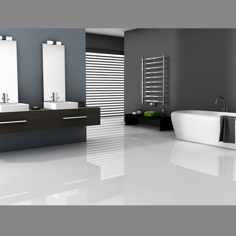 Modernes Badezimmer mit zwei Waschbecken, Badewanne und Handtuchheizkörper.