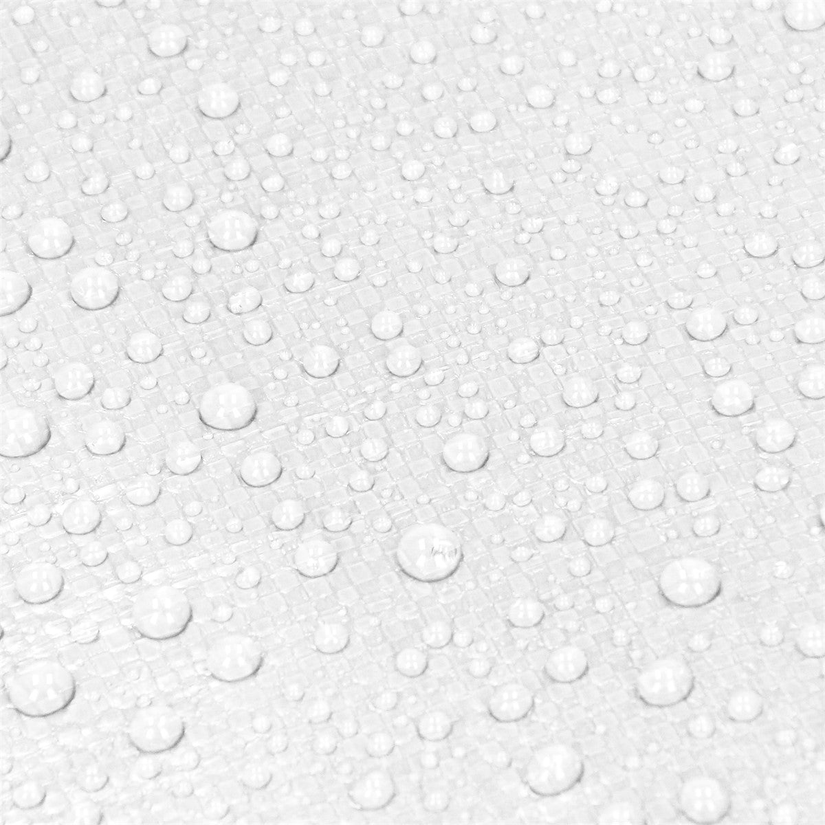 Wassertropfen auf einer weißen, strukturierten Oberfläche.