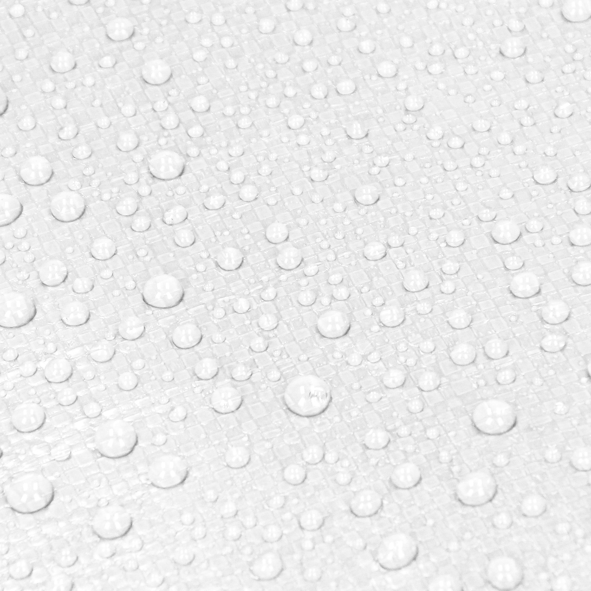 Gocce d'acqua su una superficie bianca e strutturata.