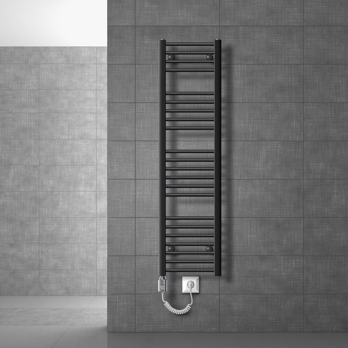 Radiator negru pentru prosoape, cu ștecher, pe un perete gri.