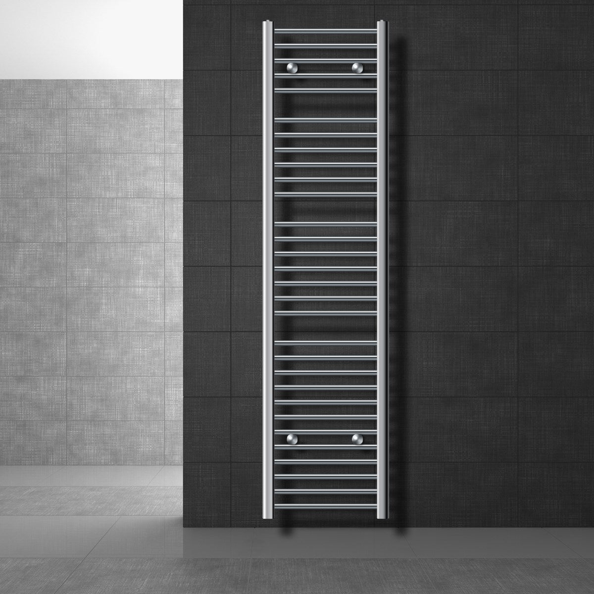Un radiator înalt pentru prosoape, cromat, pe un perete închis la culoare.