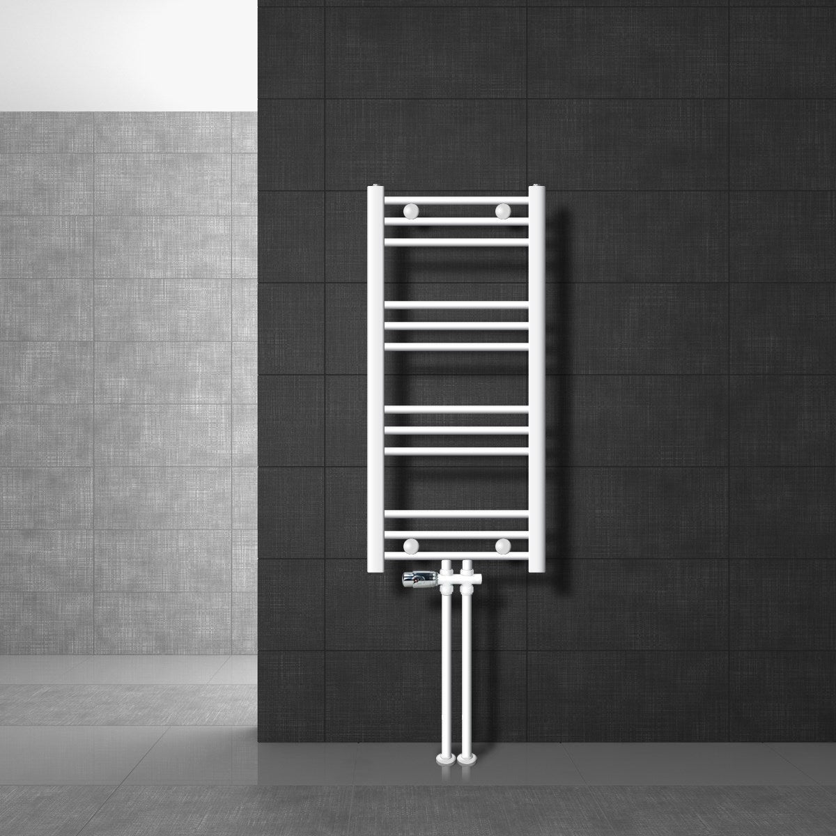 Witte handdoekradiator aan een donkere muur.