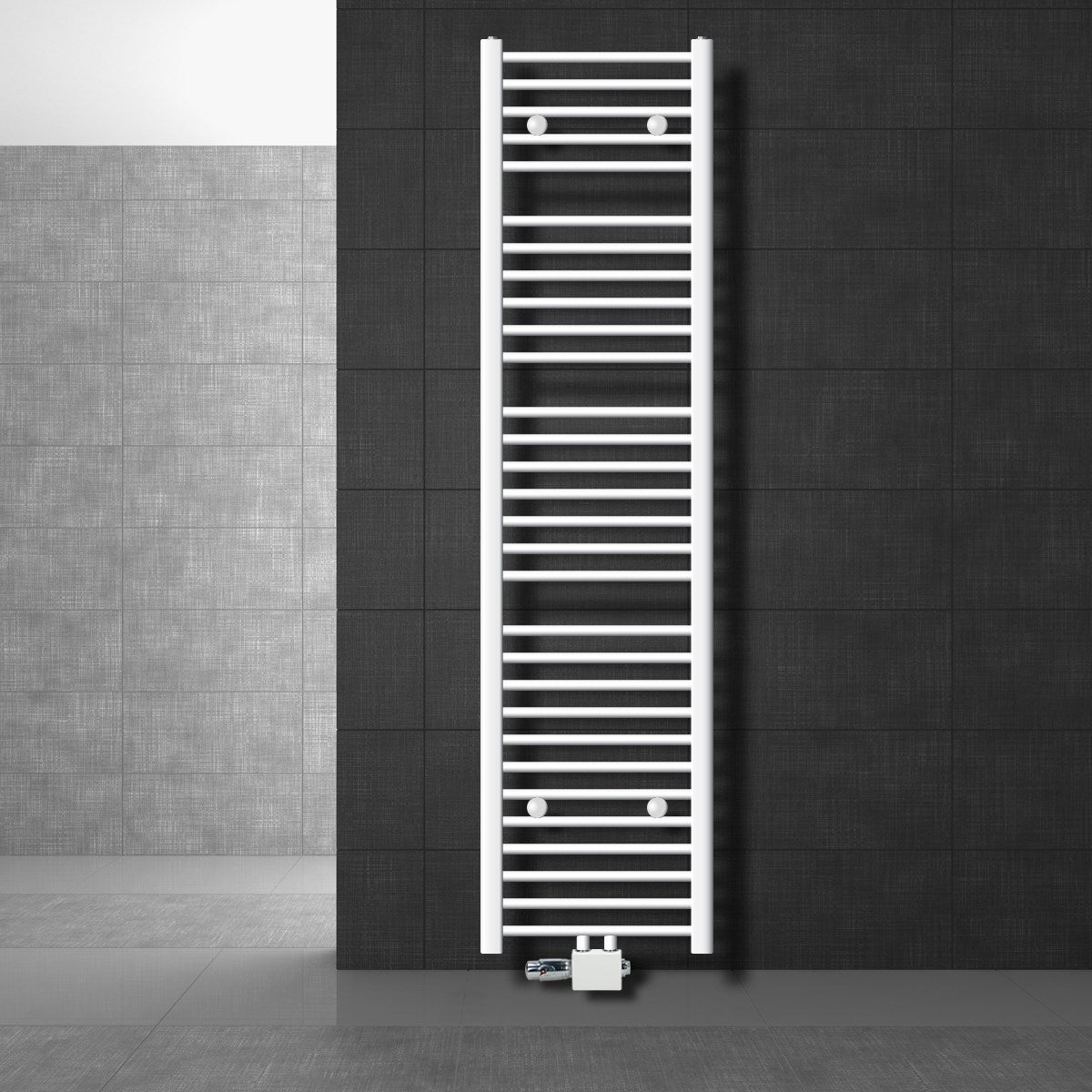 Witte handdoekradiator met bediening aan een donkere muur.