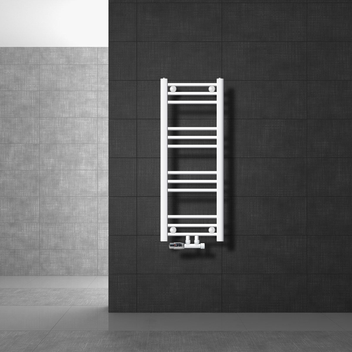 Vit radiator på en mörk vägg, monterad vertikalt.