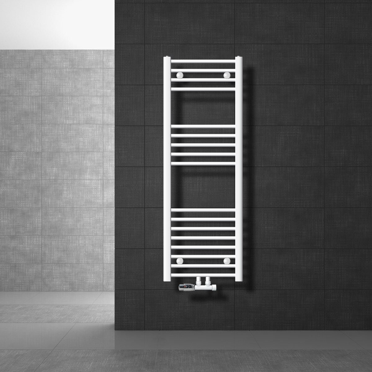 Witte radiator gemonteerd op een donkere muur.