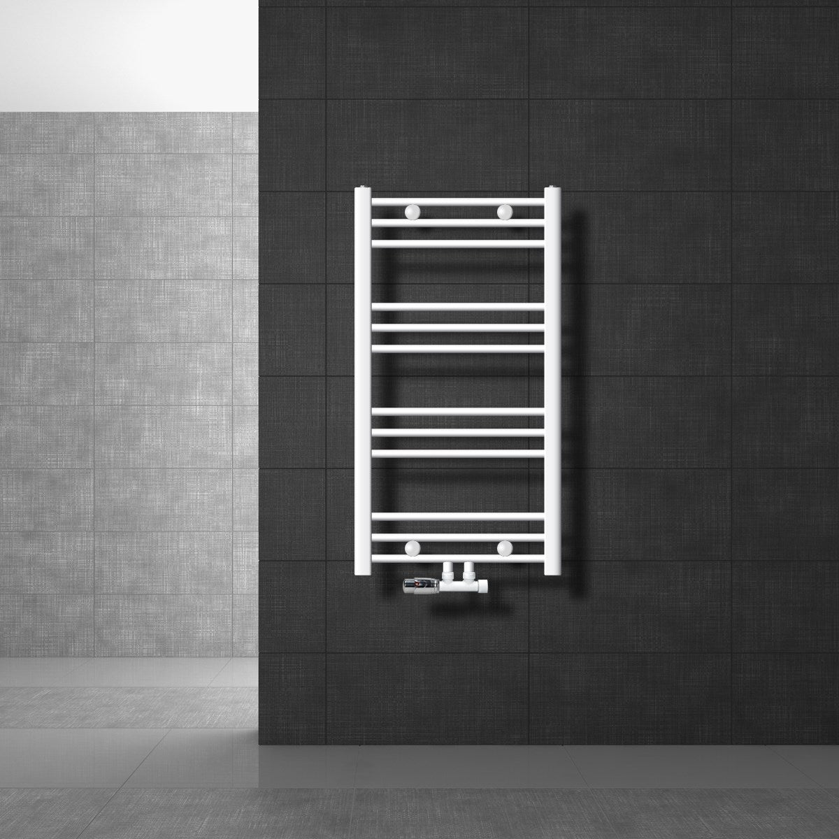 Weißer Heizkörper an einer dunklen Wand in einem modernen Raum.