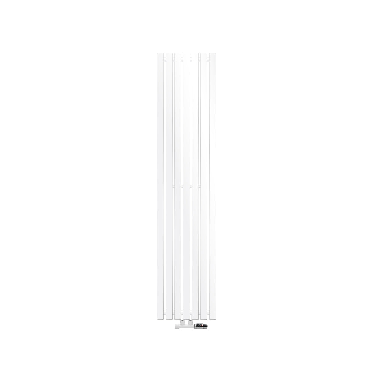 Høj, smal radiator i hvid med vertikale lameller.
