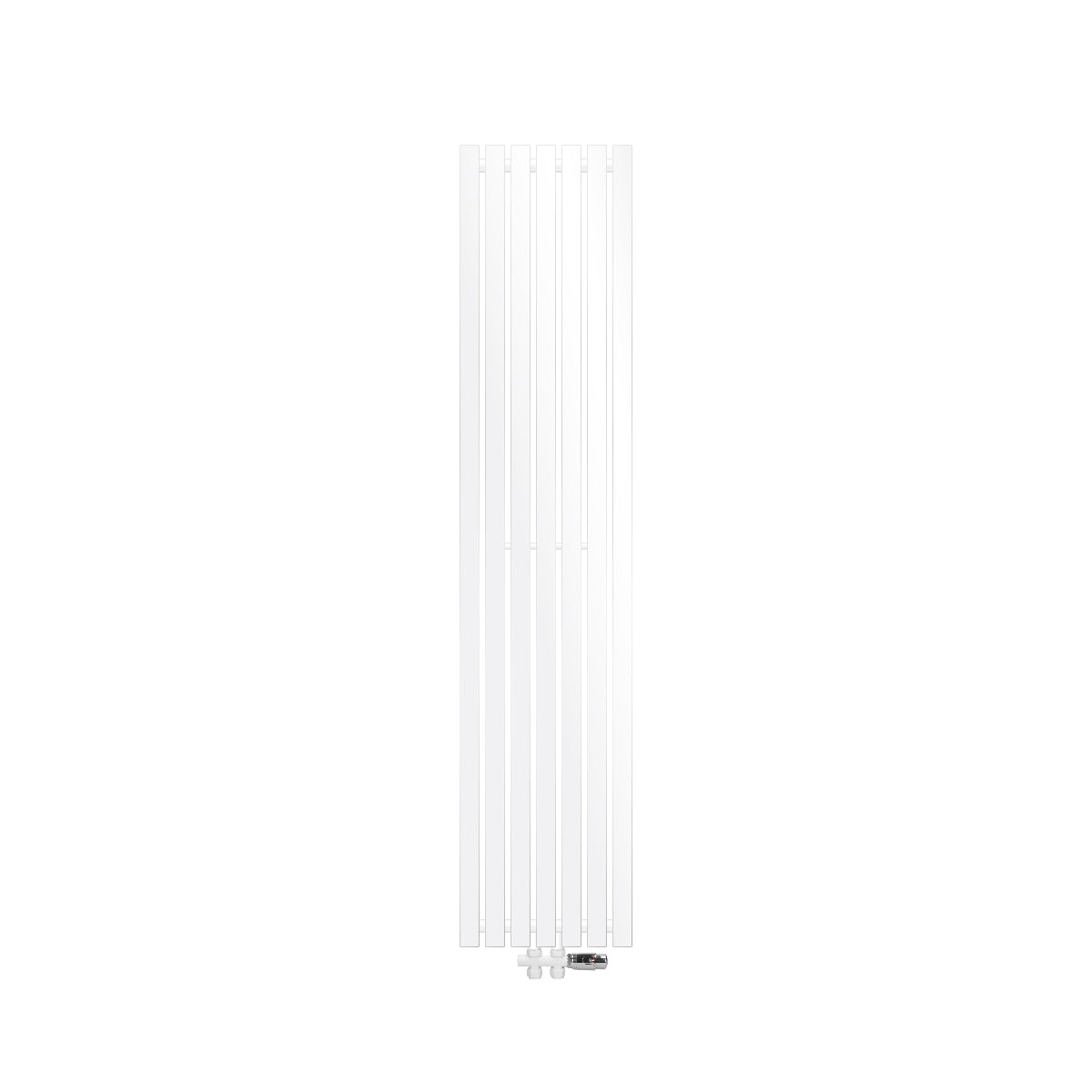 Vertikal radiator i hvid med lodrette lameller og gulvtilslutning.
