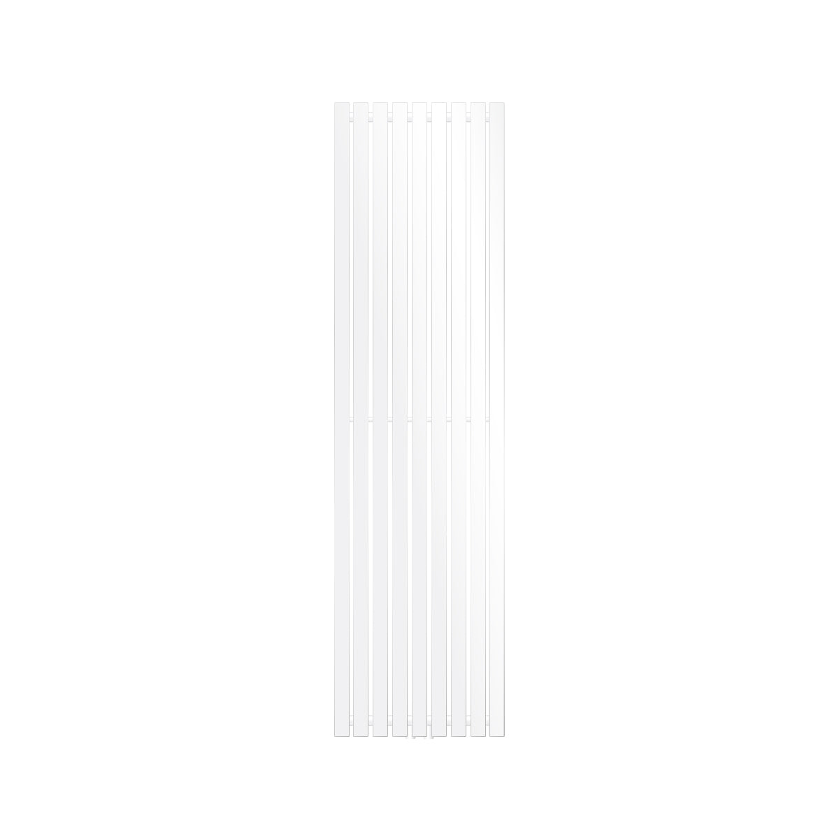 Een verticale radiator in wit met meerdere smalle lamellen.