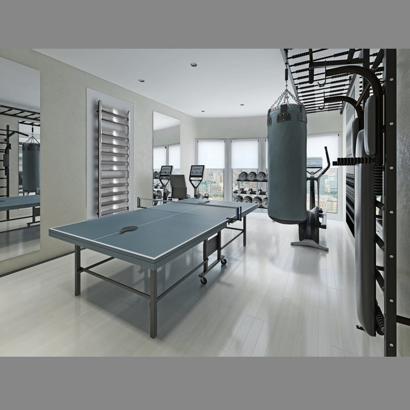 Egy modern edzőterem fitneszeszközökkel és egy boxzsákkal.