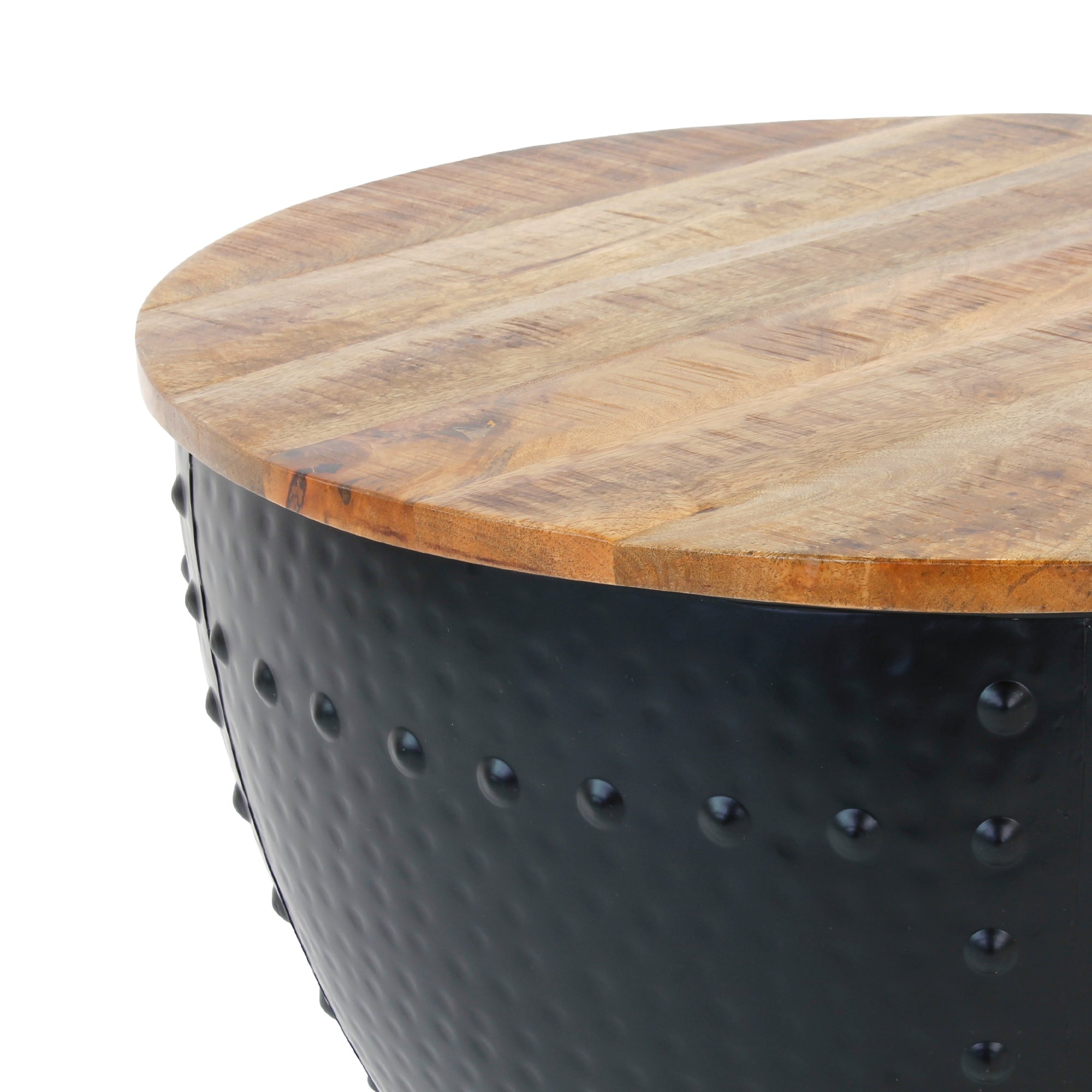 Gros plan d'un conteneur rond avec un plateau en bois et une surface texturée.