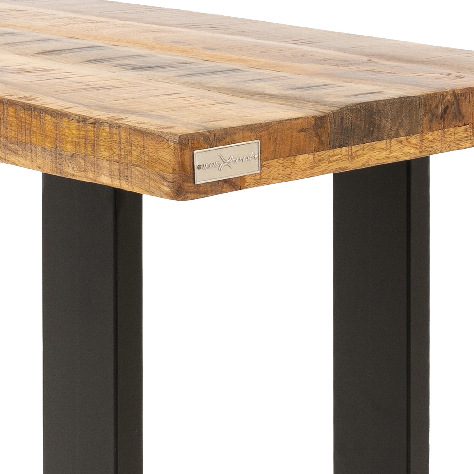 Detailweergave van het houten tafelblad met merklogo.