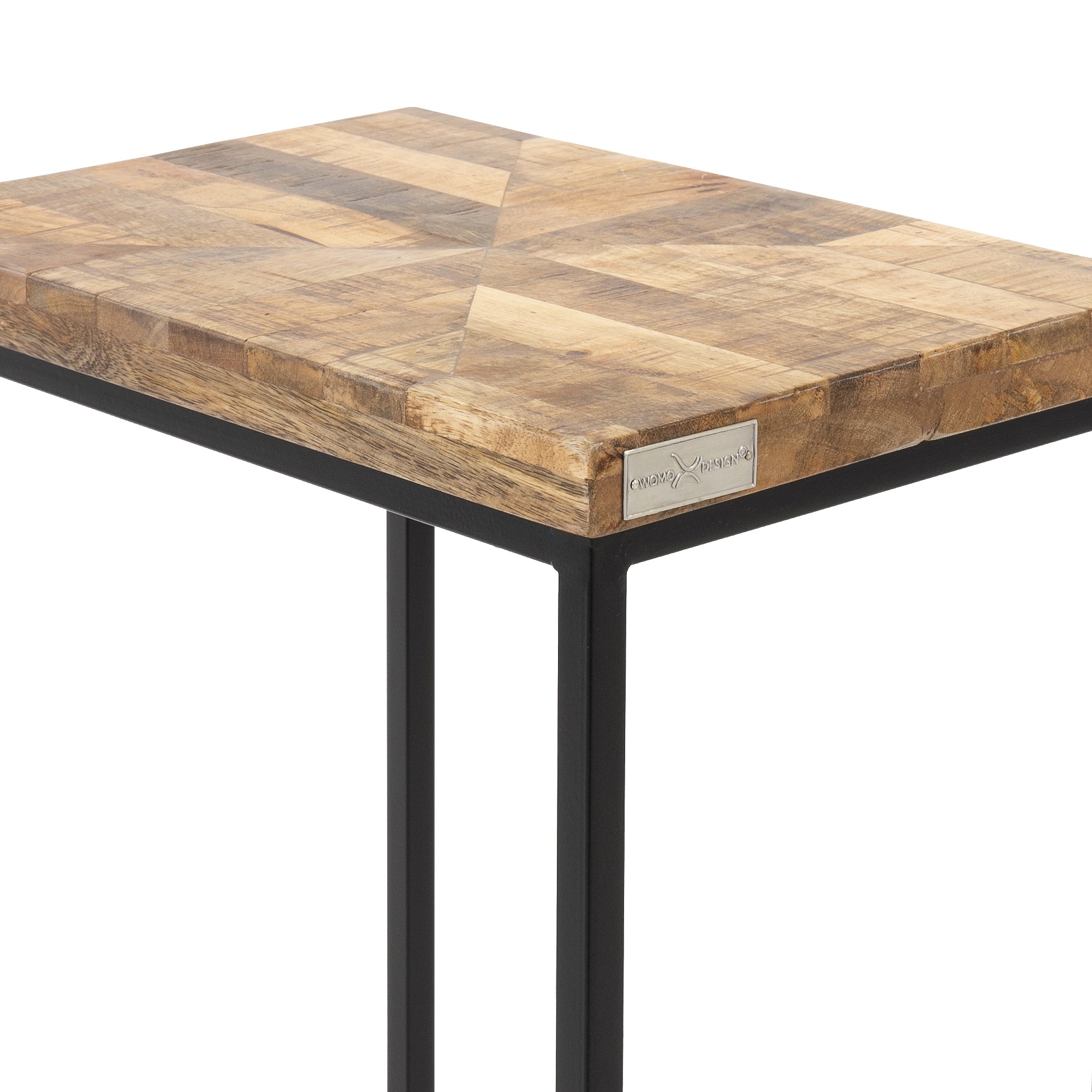 Quadratische Tischplatte aus Holz mit einem schwarzen Metallgestell, detailreiche Ansicht.