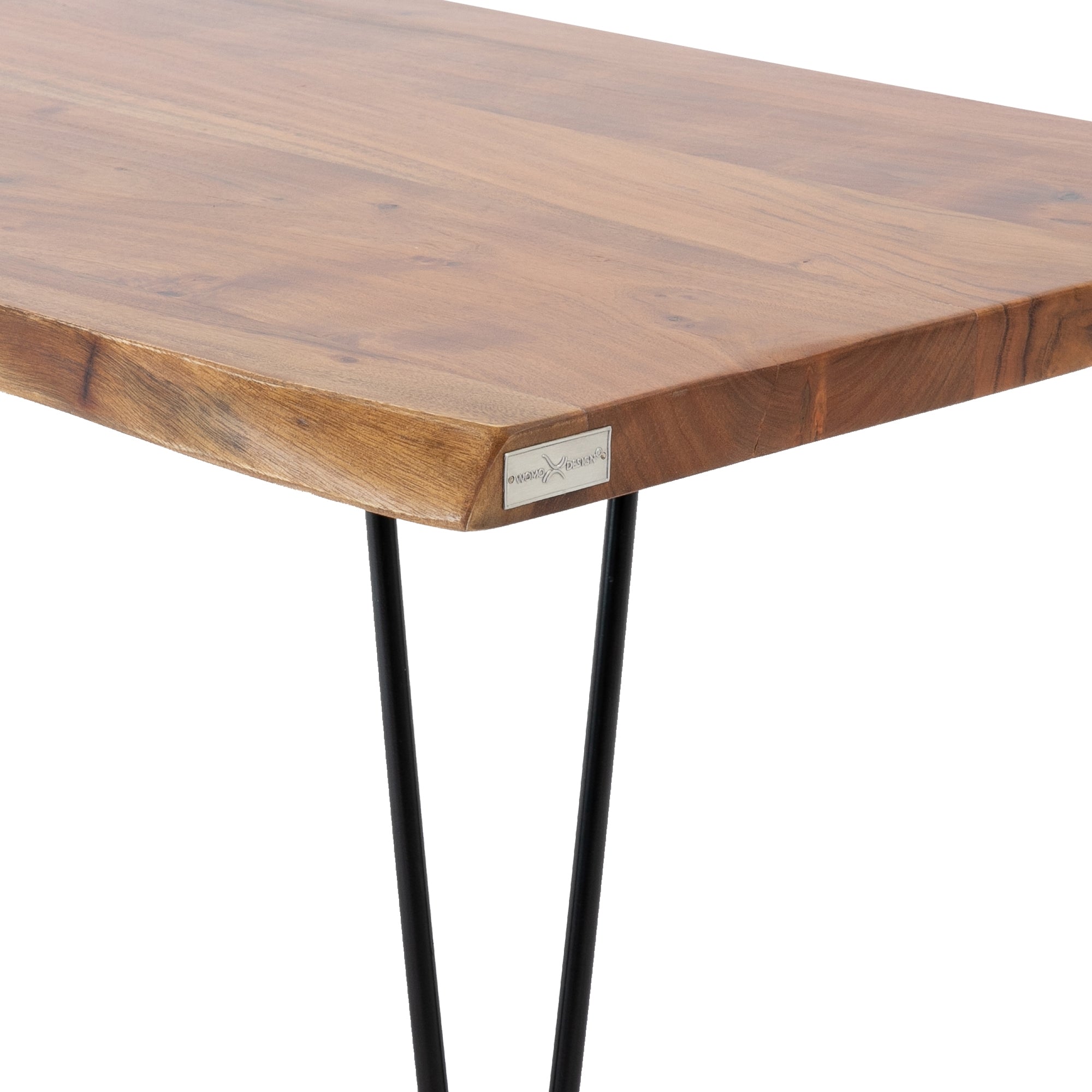 Holztisch mit abgerundeter Kante und schwarzen Metallbeinen, Detailansicht der Tischplatte.