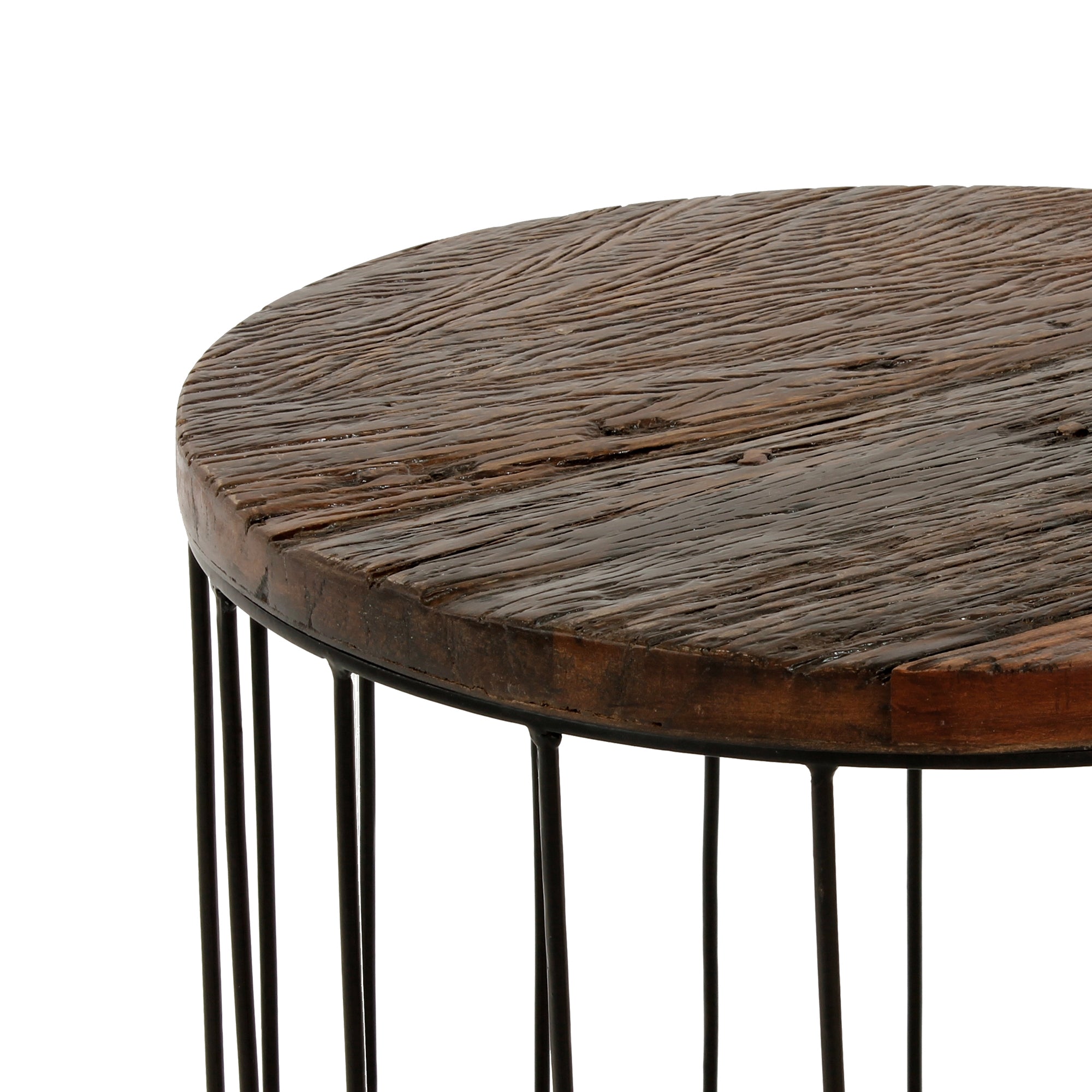 Table ronde avec une surface en bois rugueuse et des pieds en métal.