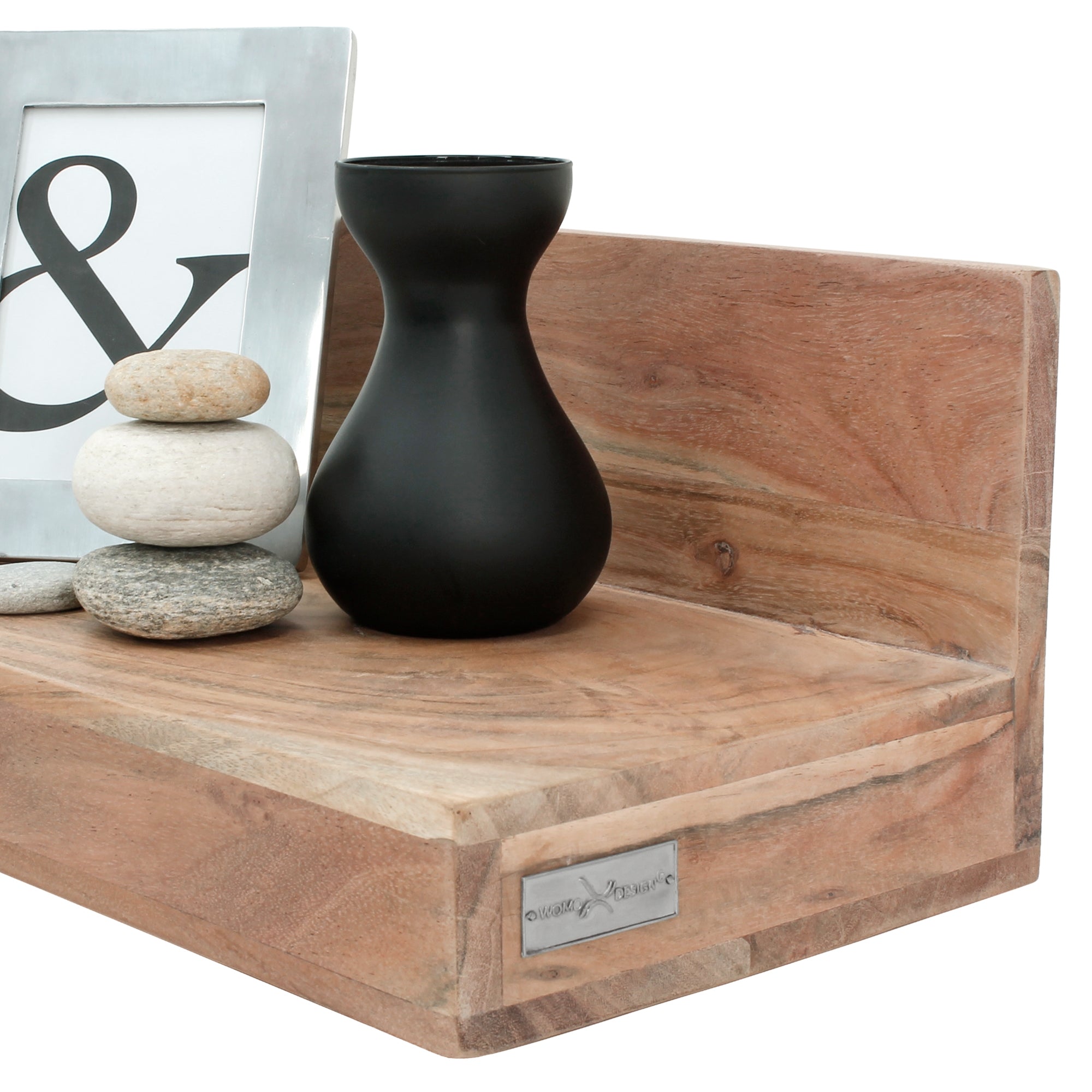 Holzregal mit einer schwarzen Vase und Steinen sowie einem Bilderrahmen.