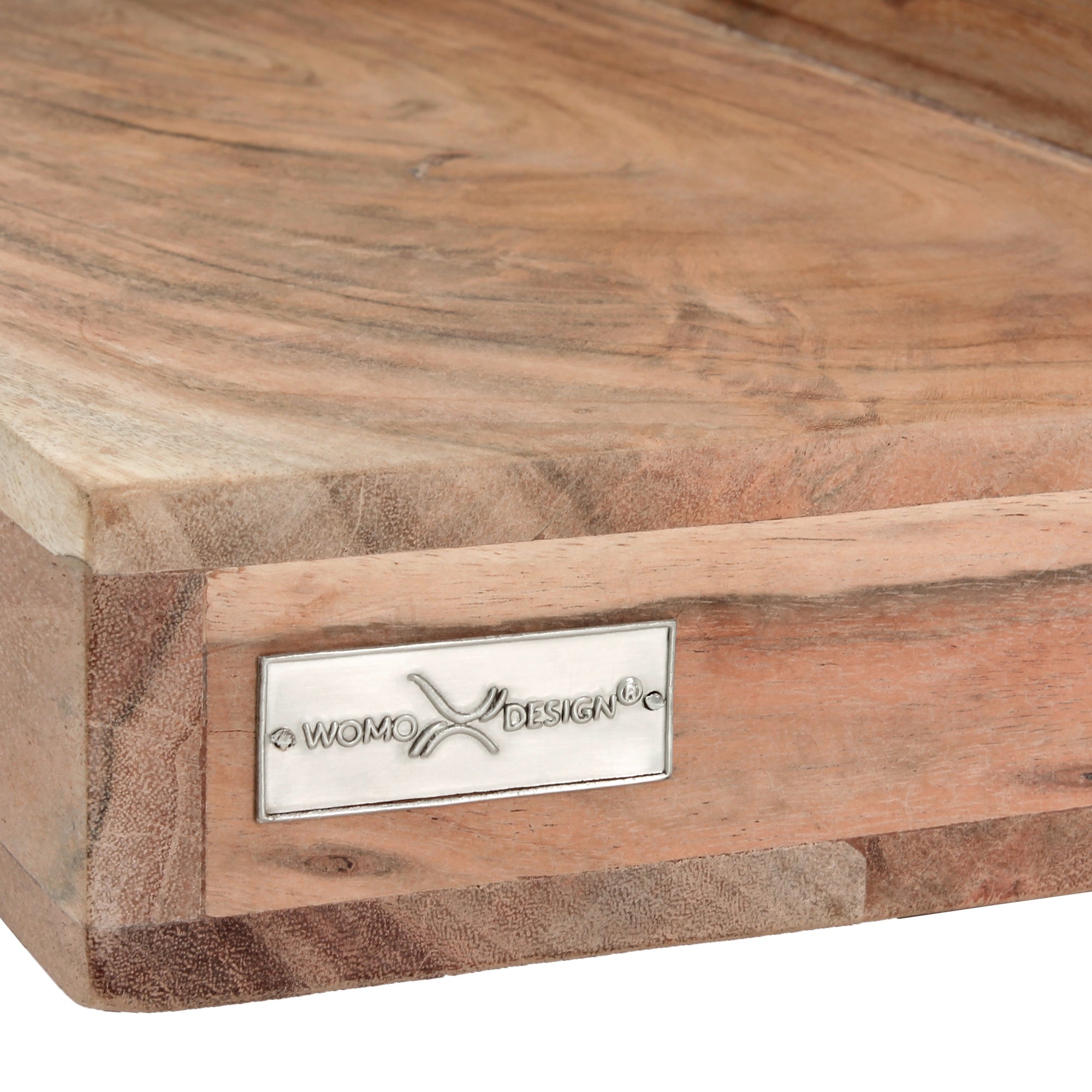 Holzplatte mit einem Metall-Schild, das den Schriftzug 'WOMO Design' zeigt.