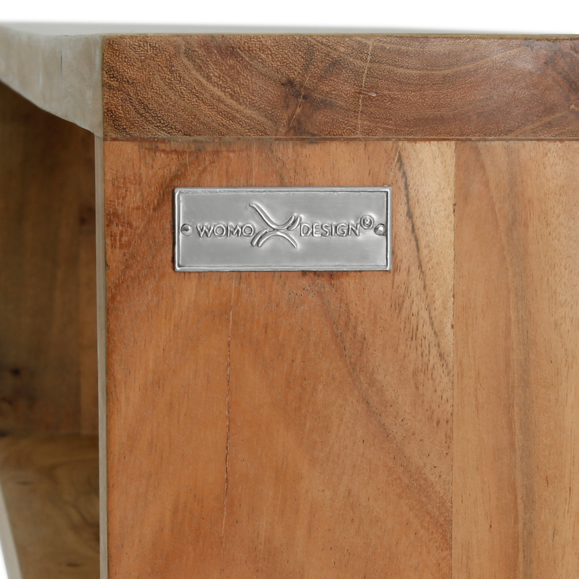 Holztisch mit einem Metall-Schild, das den Schriftzug 'WOMO Design' zeigt.
