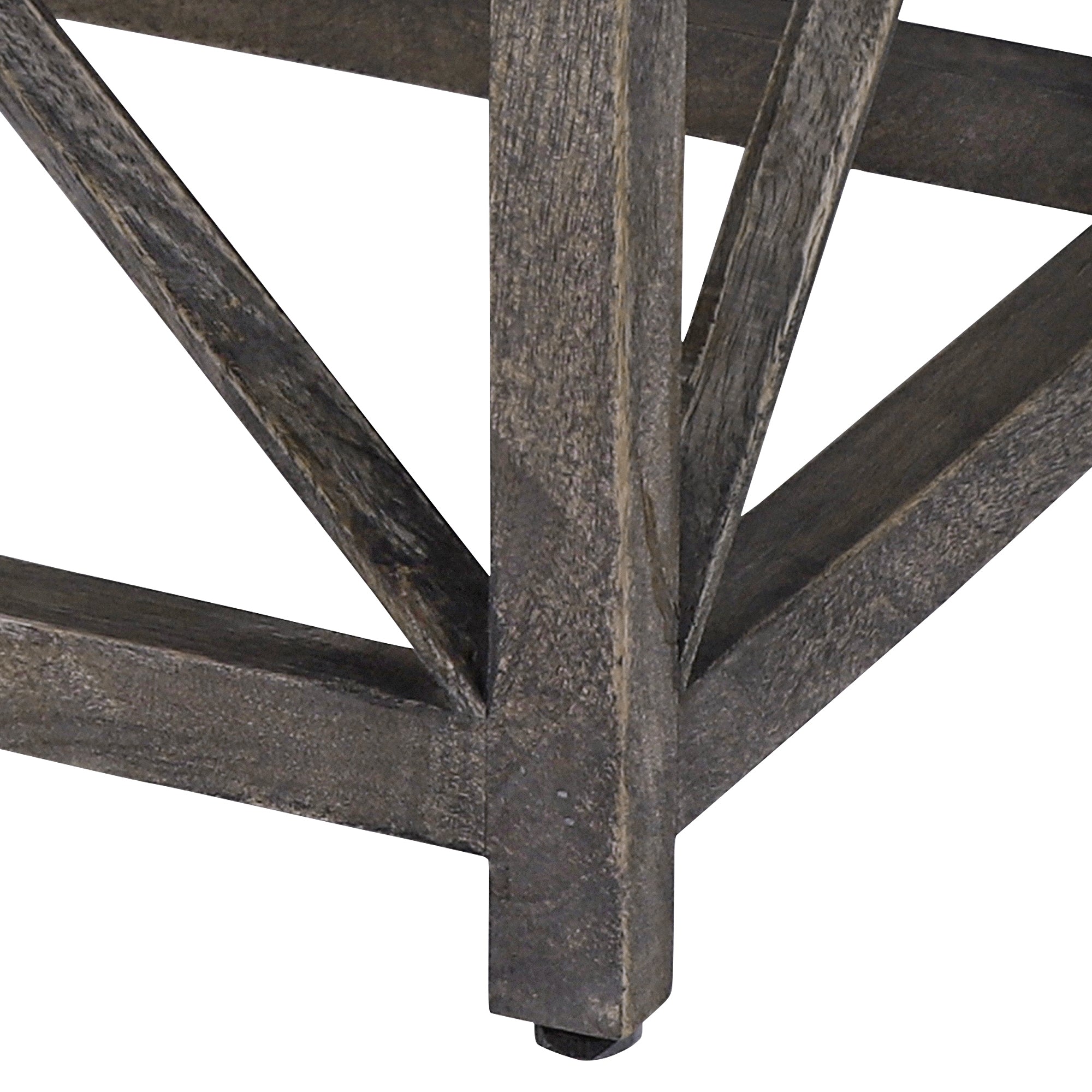 Nærbillede af et bordben i træ med geometrisk design.