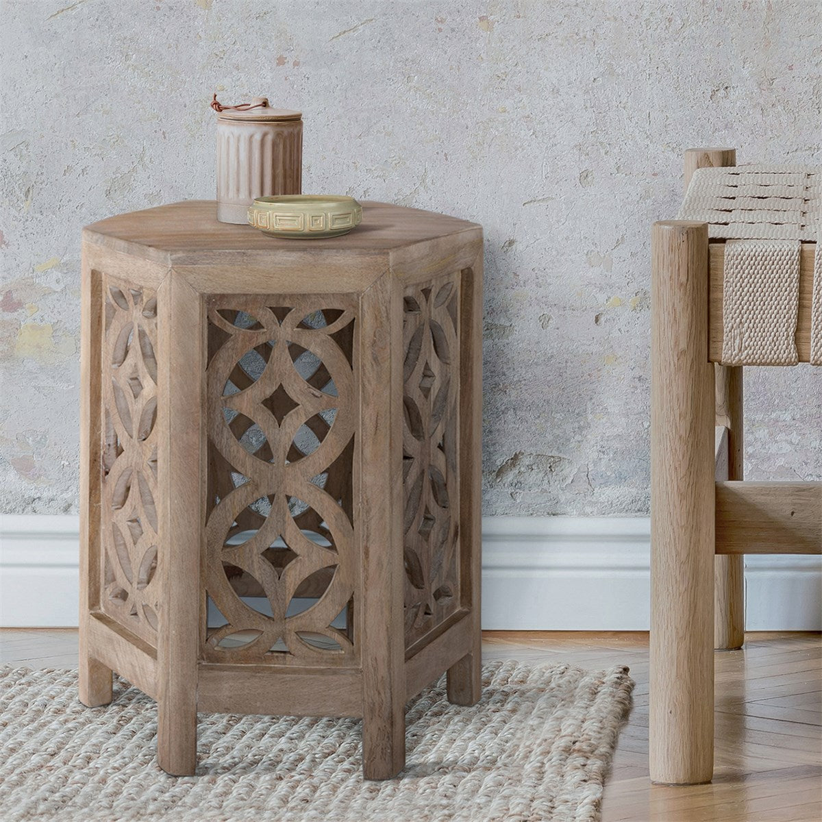Table d’appoint hexagonale en bois avec des motifs décoratifs.