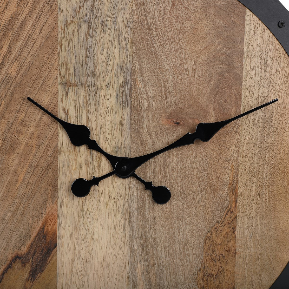 Reloj de madera redondo con dos agujas negras.